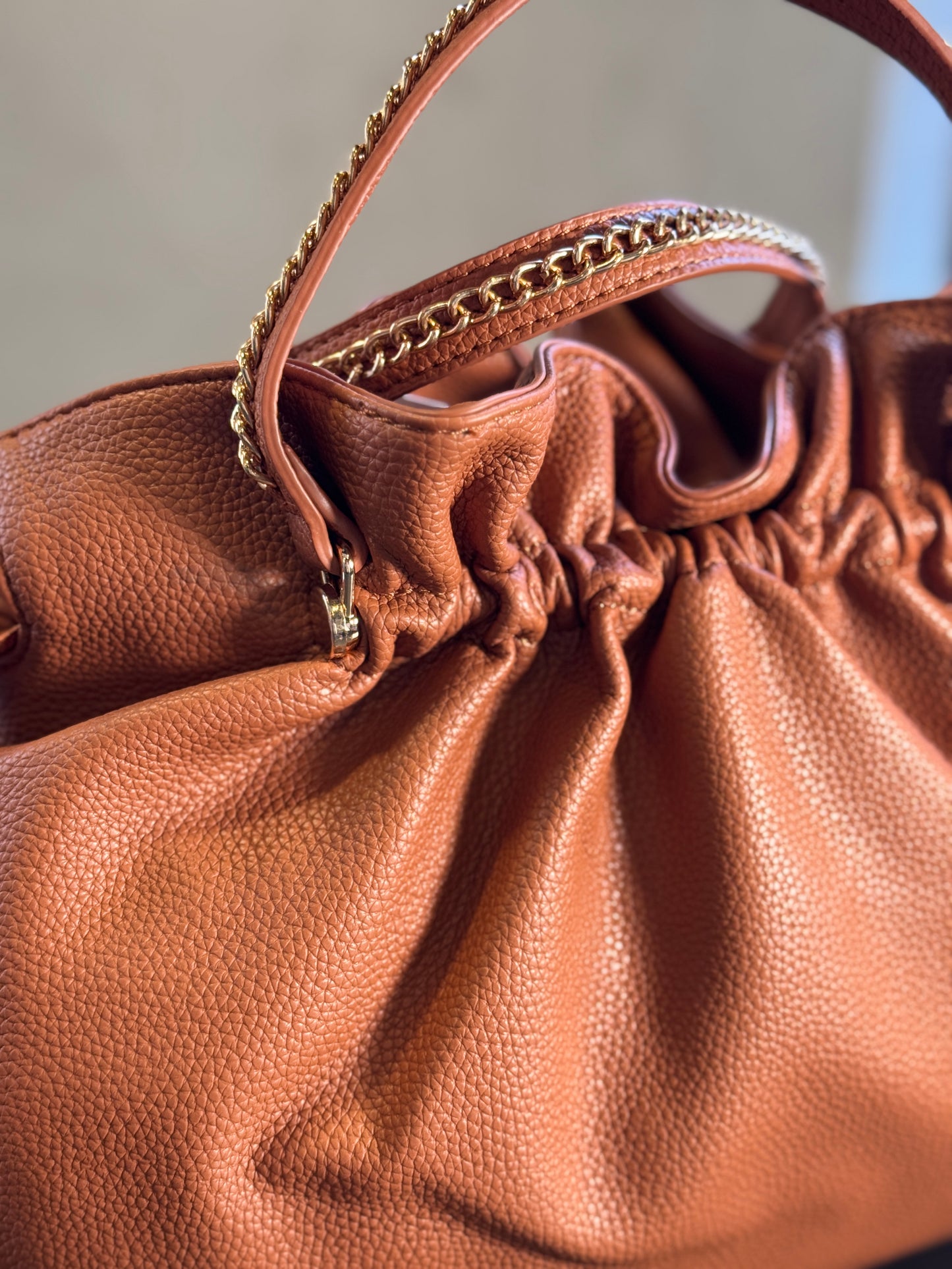 Borsa con arriccio cuoio cn tracolla all’interno 2570