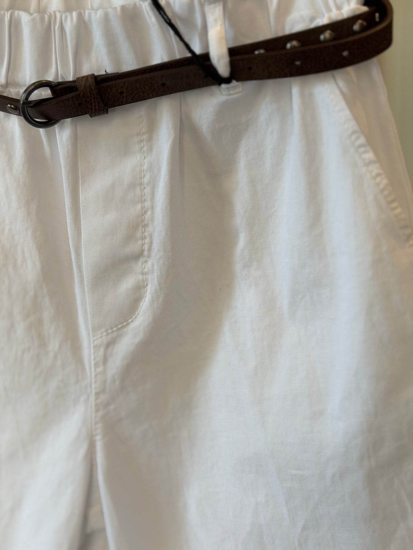 Bermuda in cotone bianco con cintura 2839