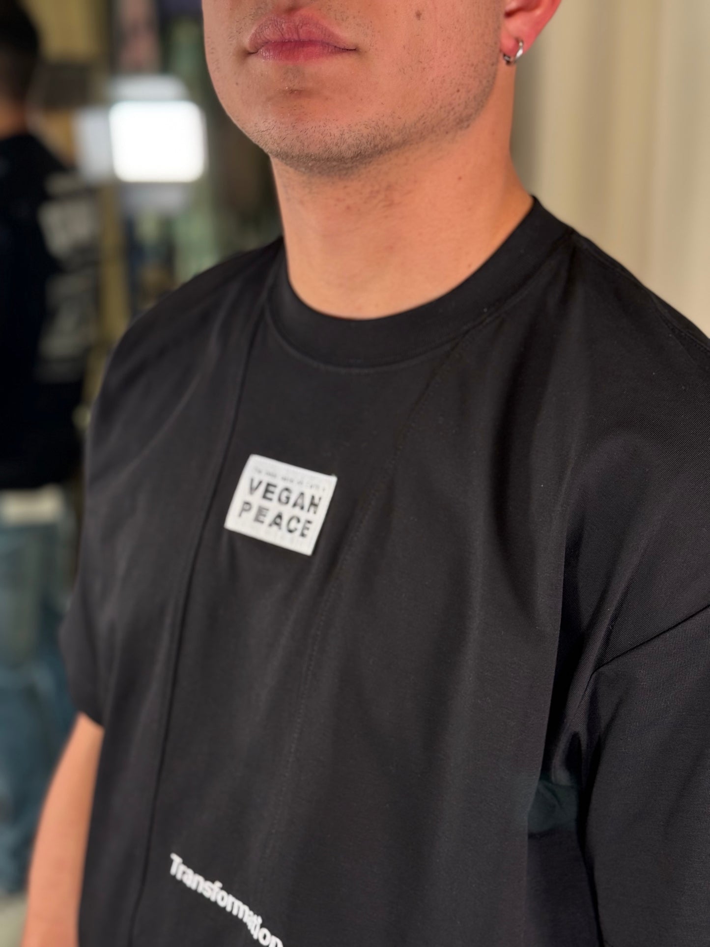 T-shirt nera con stampa sul retro 394