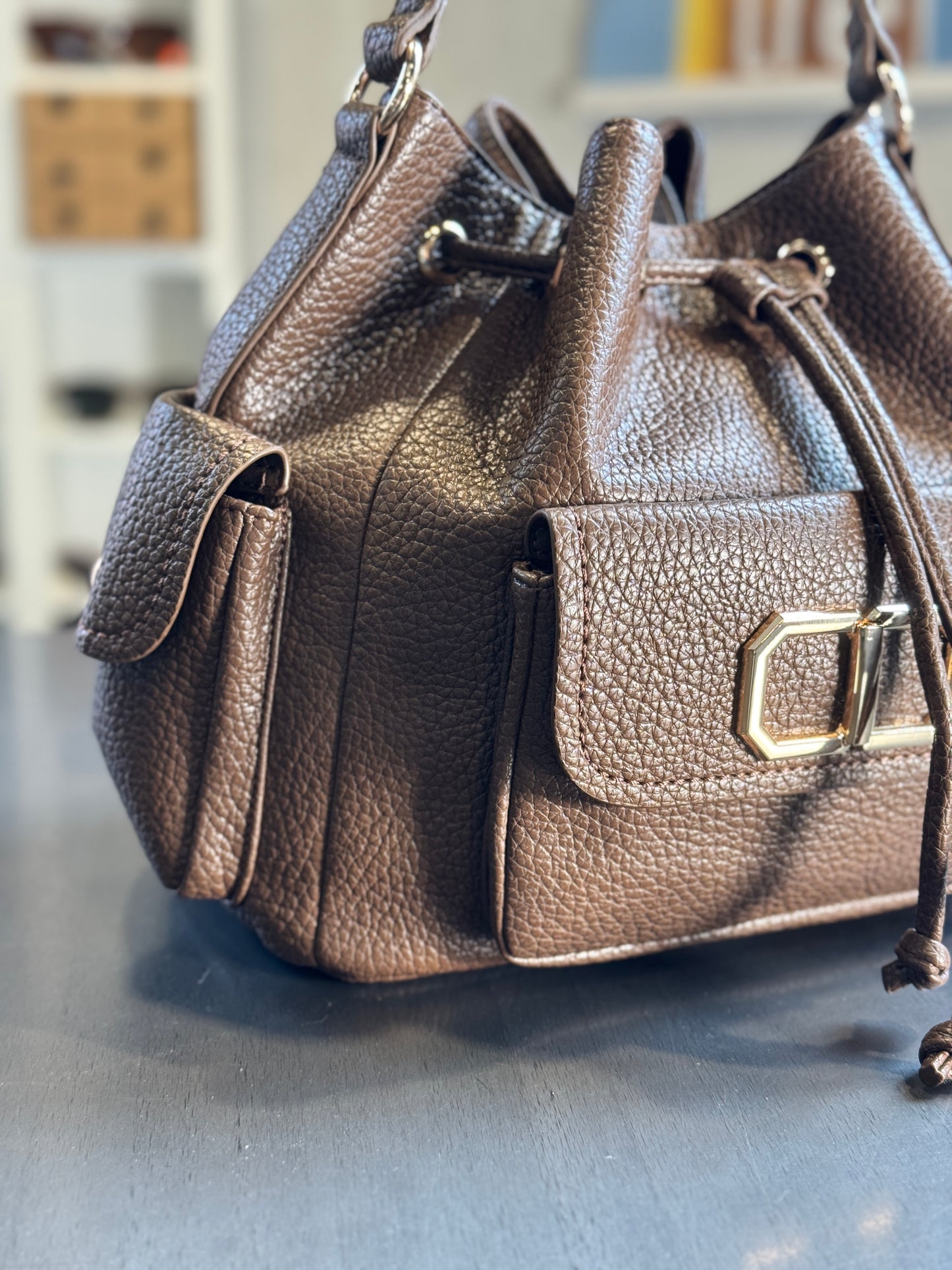 Secchiello multi tasca marrone in similpelle con tracolla all’interno 2083