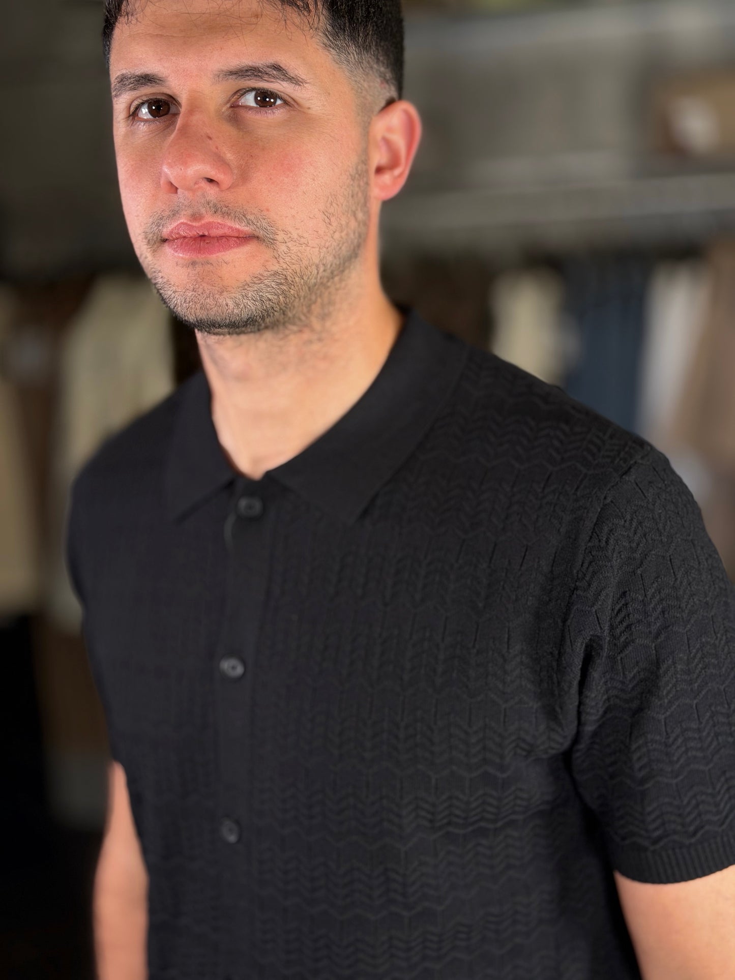 Polo con bottoni nera e trama tono su tono 2118