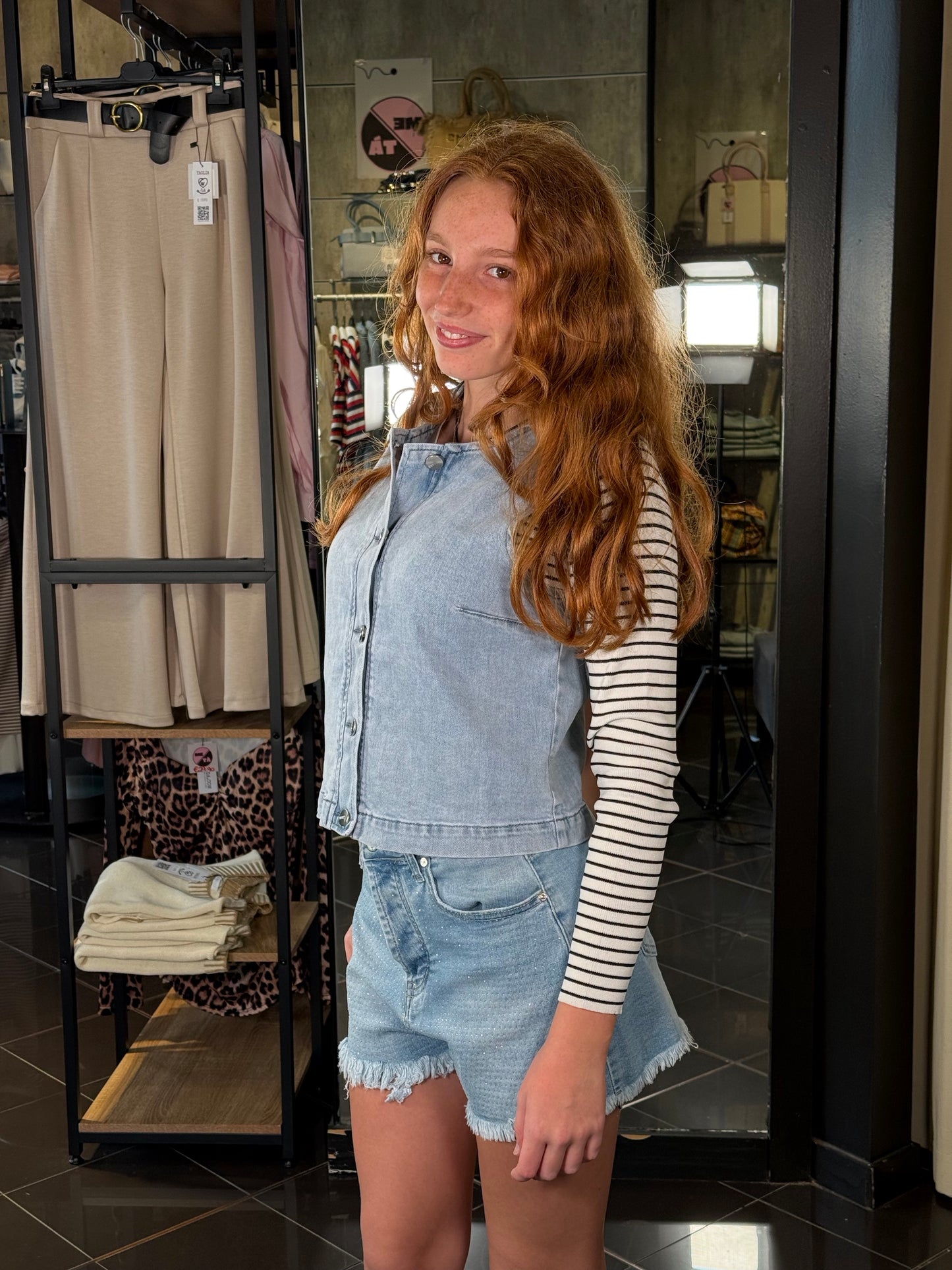 Shorts in jeans con brillantini applicati 450