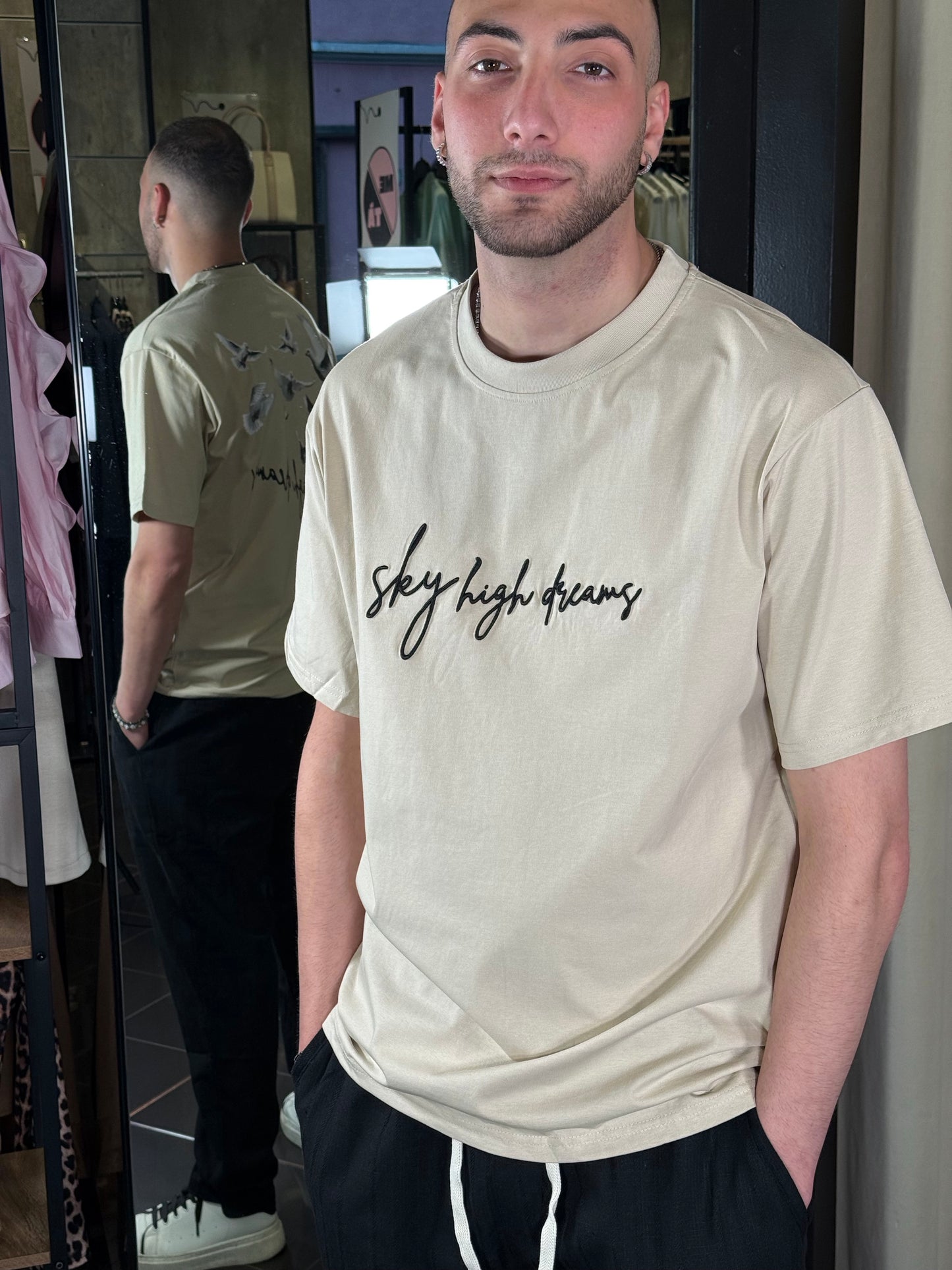 T-shirt beige con scritta ricamata e stampa sul retro 395