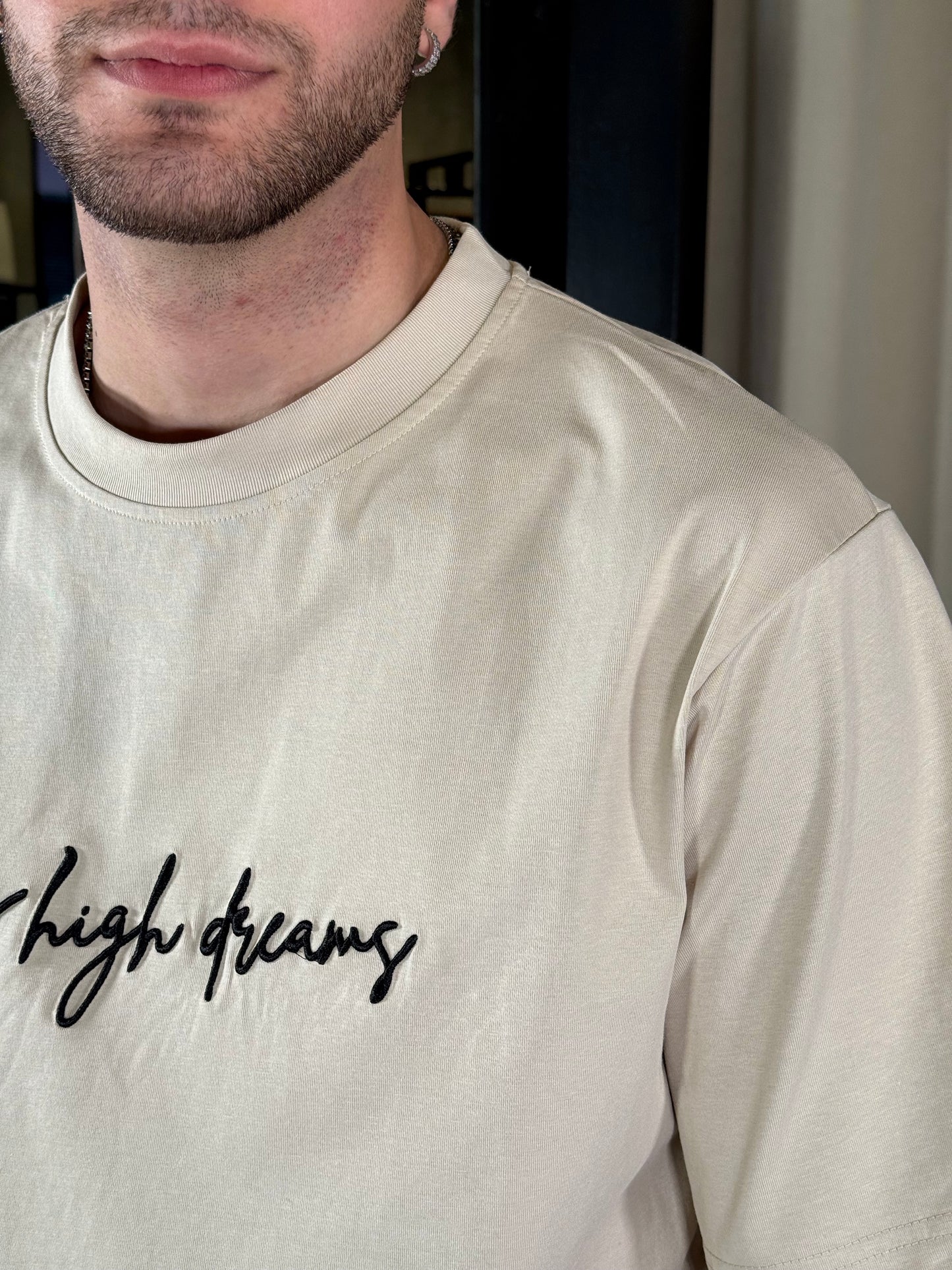 T-shirt beige con scritta ricamata e stampa sul retro 395