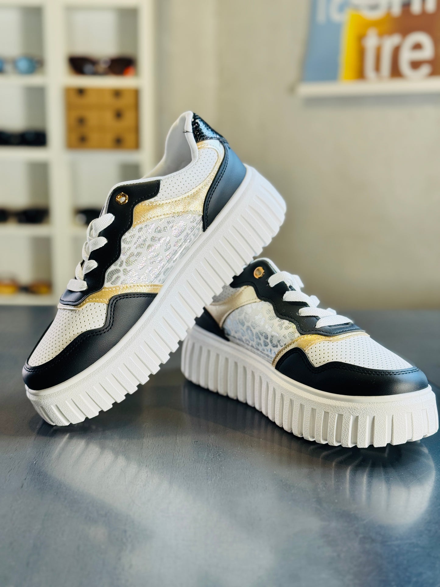 Sneakers nera con inserti oro e bianchi con platform 2075