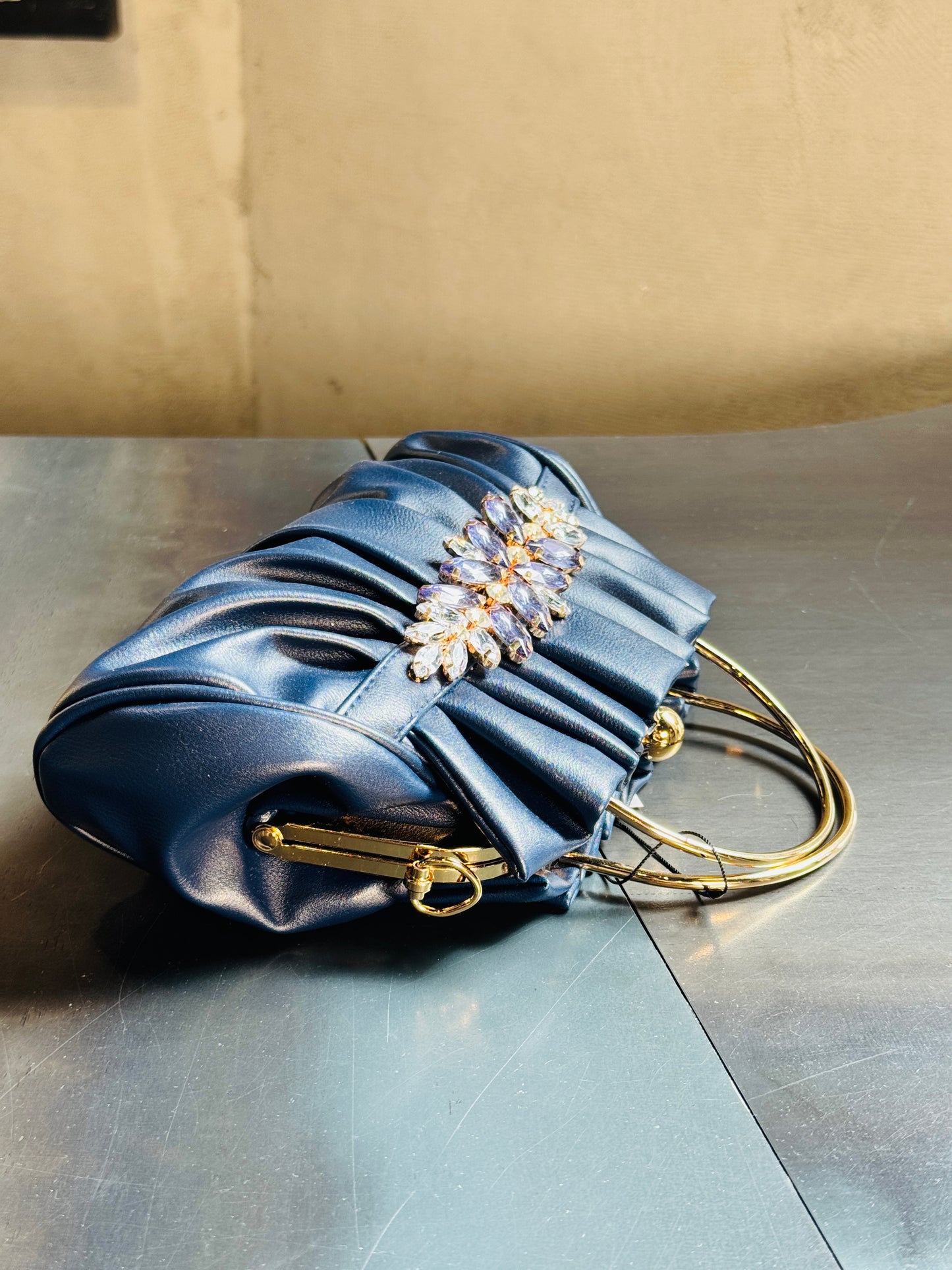 Clutch blu con inserto gioiello e tracolla all’interno 069