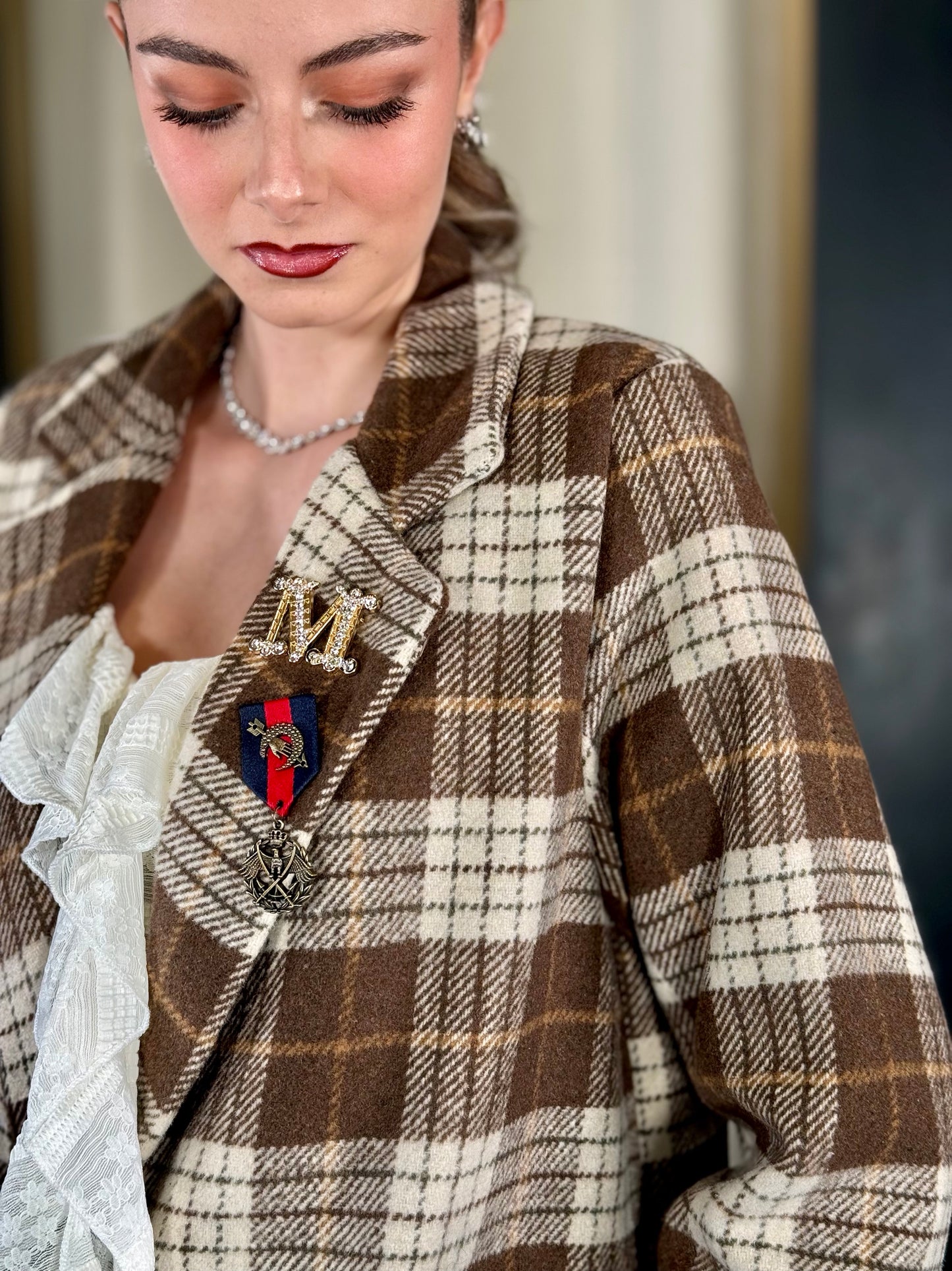 Blazer scozzese marrone con spille in taglia unica 2272