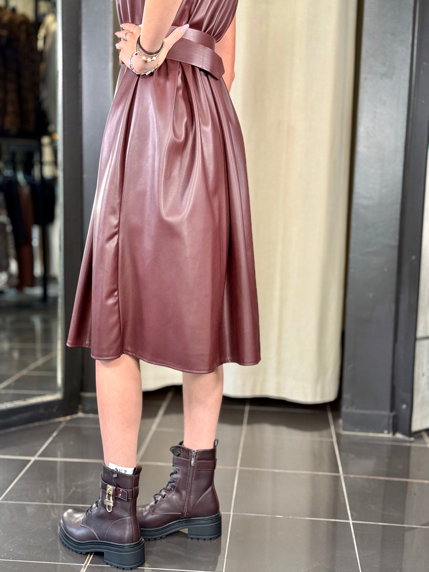 Abito midi in similpelle con cintura bordeaux in taglia unica 2007
