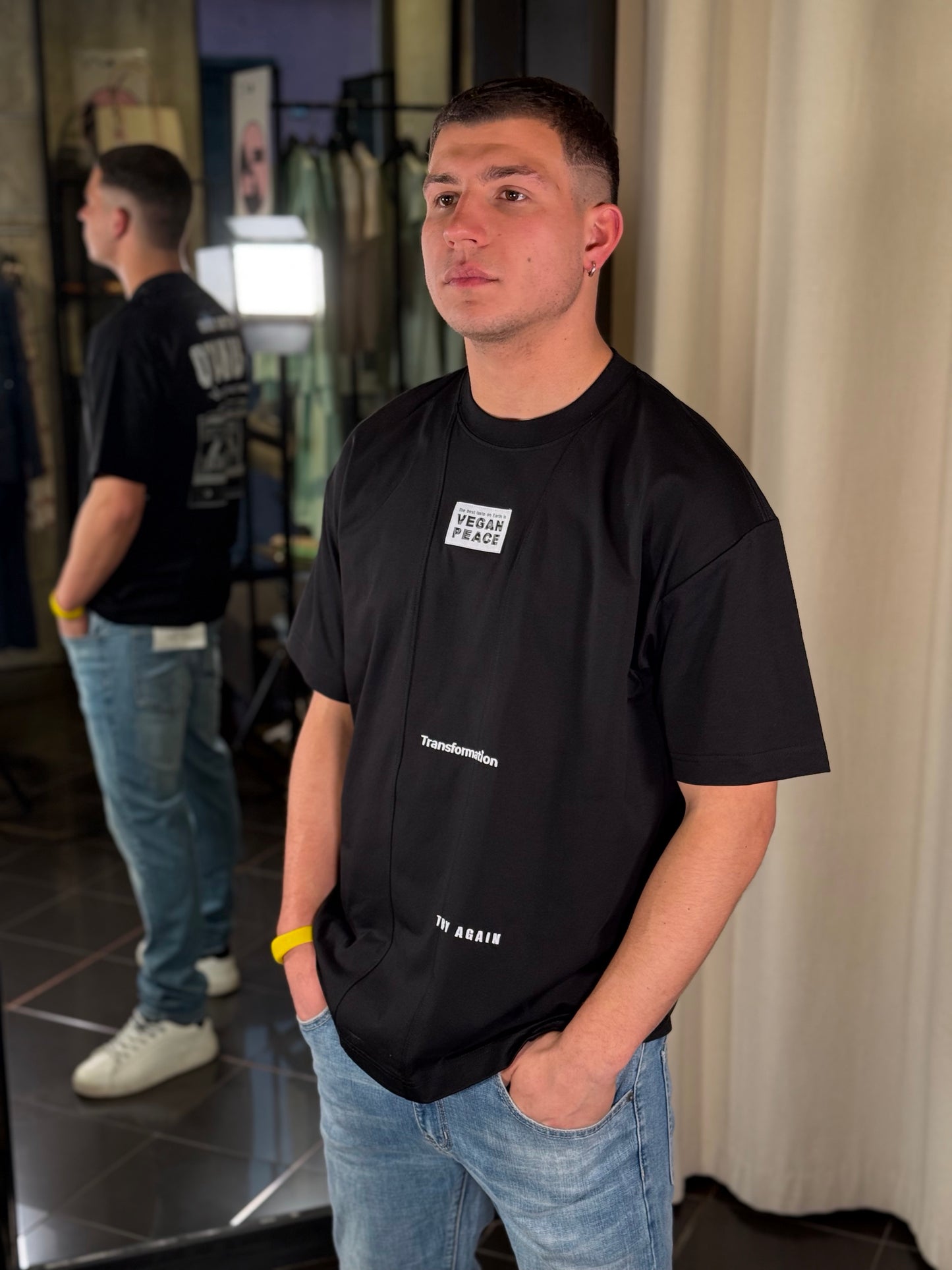 T-shirt nera con stampa sul retro 394