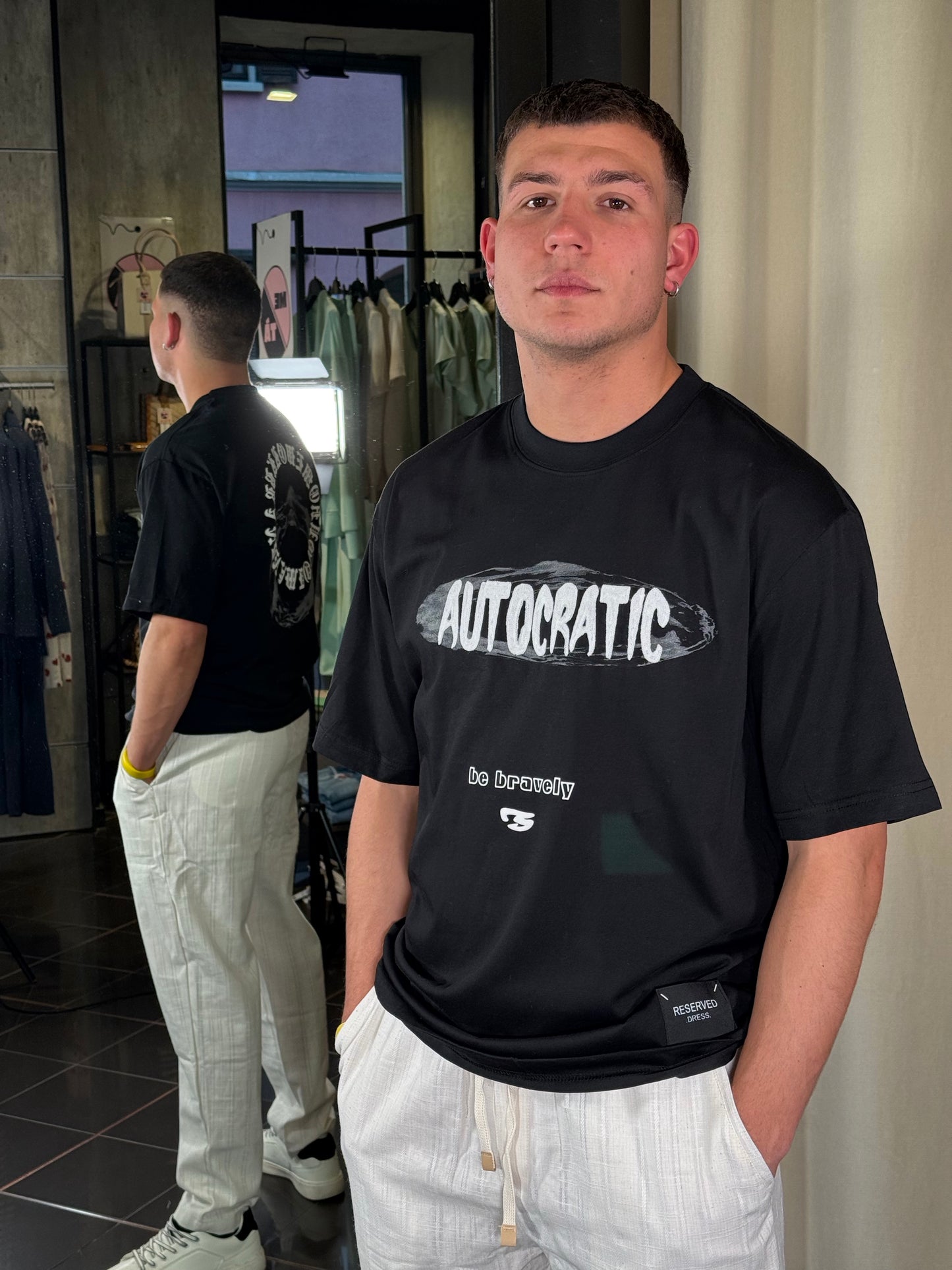 T-shirt nera autocratic con stampa dietro 444