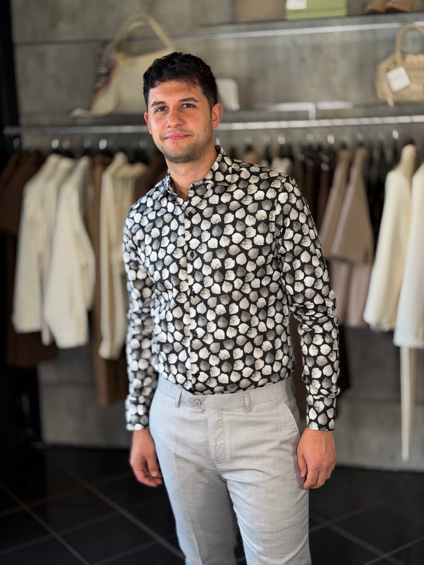 Camicia nera con stampa foglie beige 2272