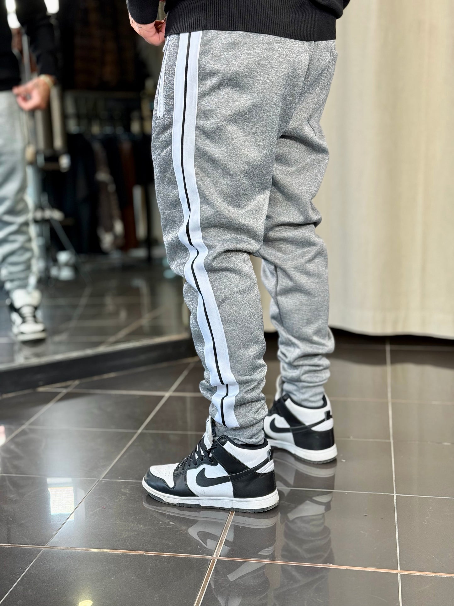 Pantalone tuta grigio con tasca con zip 2129
