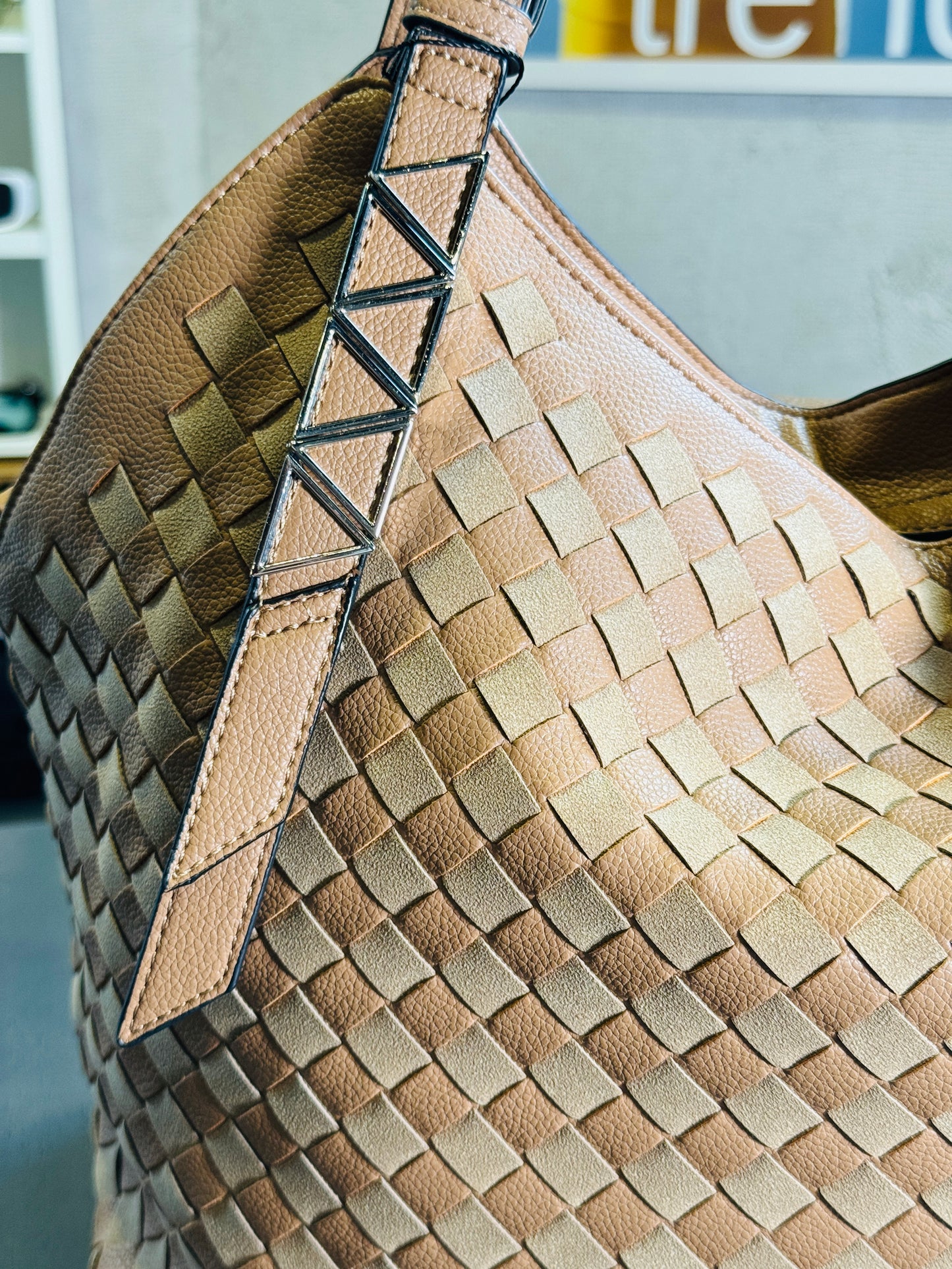 Borsa in similpelle a spalla intrecciata beige con tracolla all’interno 2390