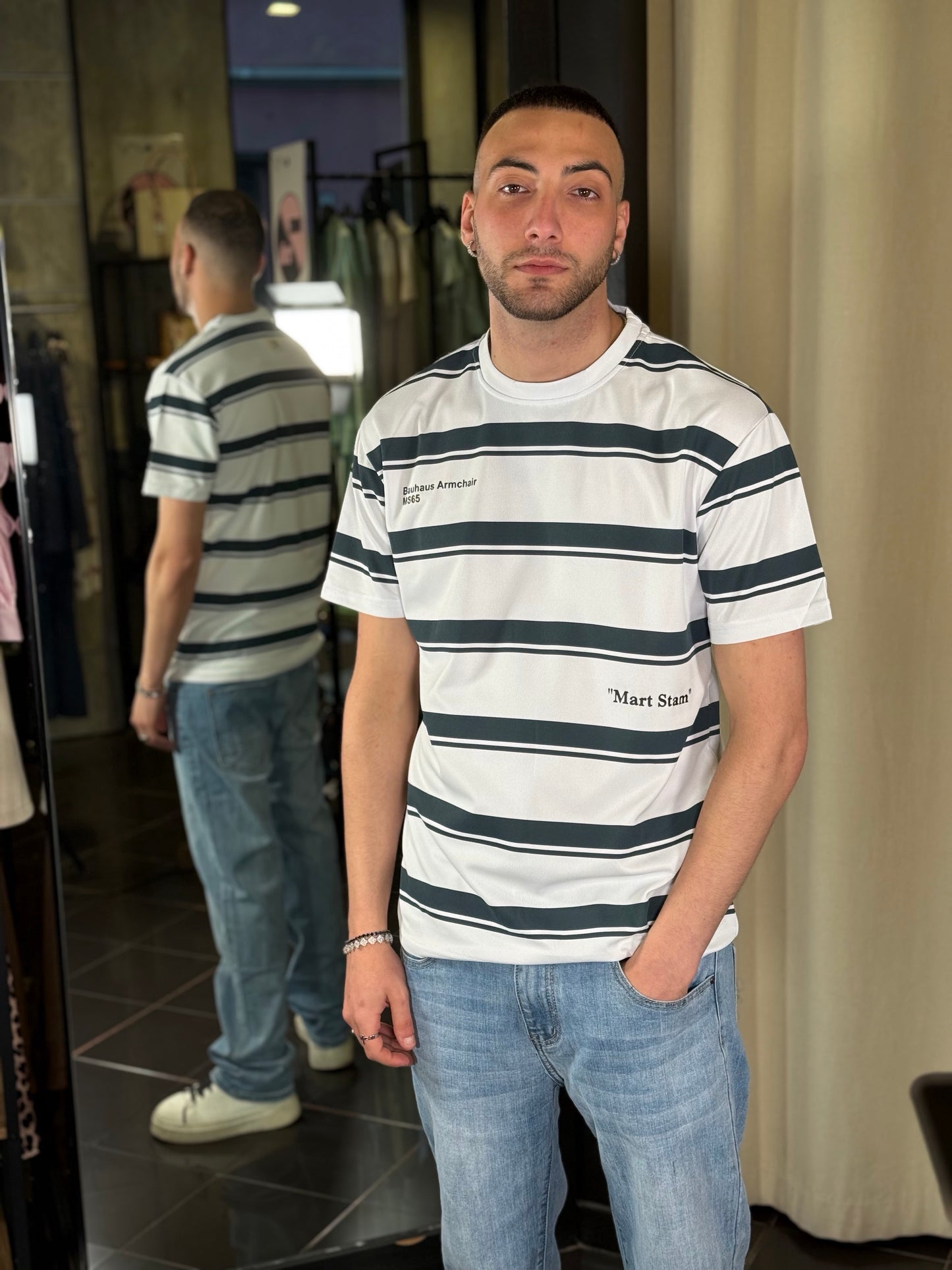 T-shirt a righe nere con scritte 400