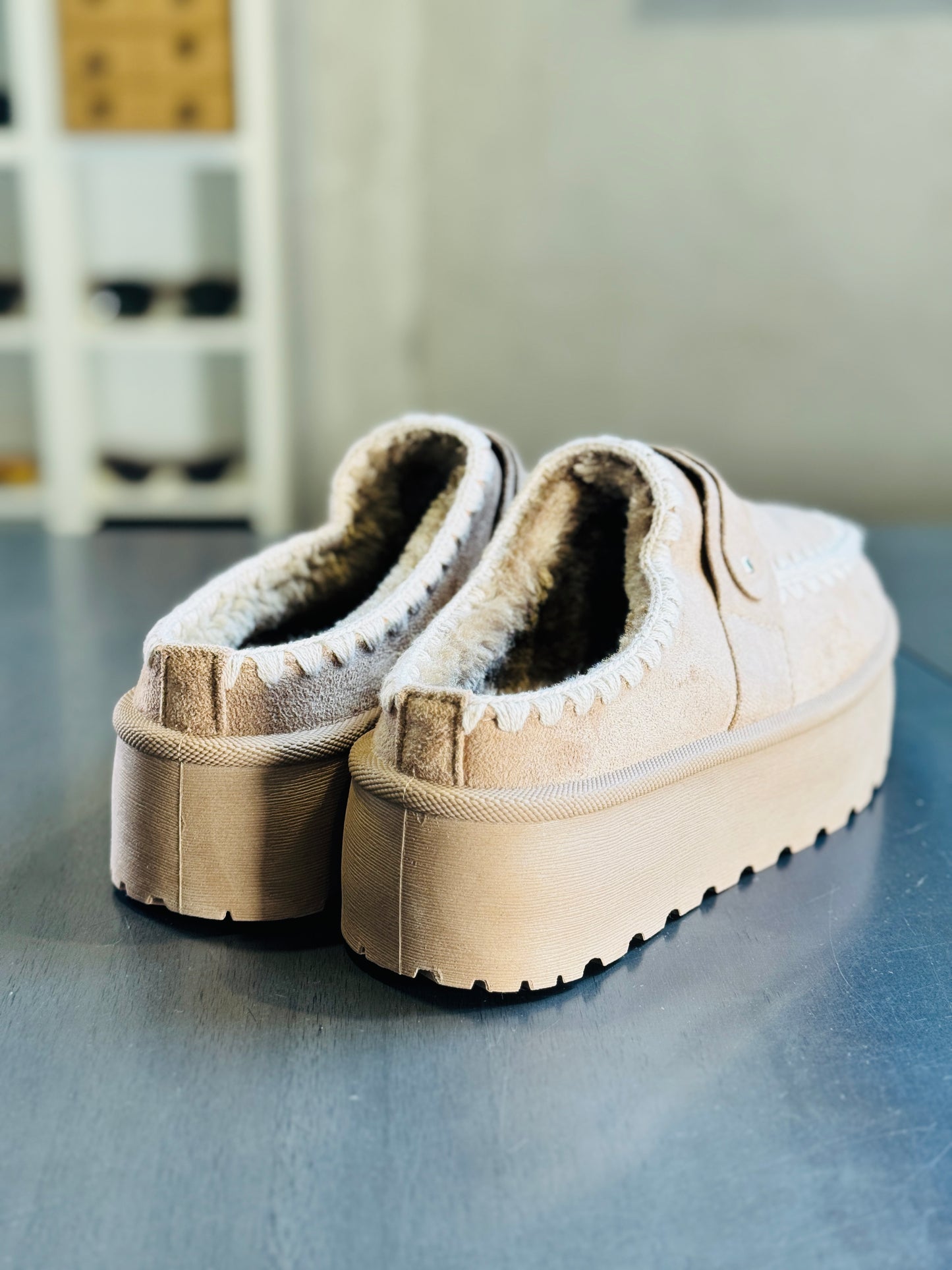 Sabot platform beige con ecopelliccia all’interno 2071