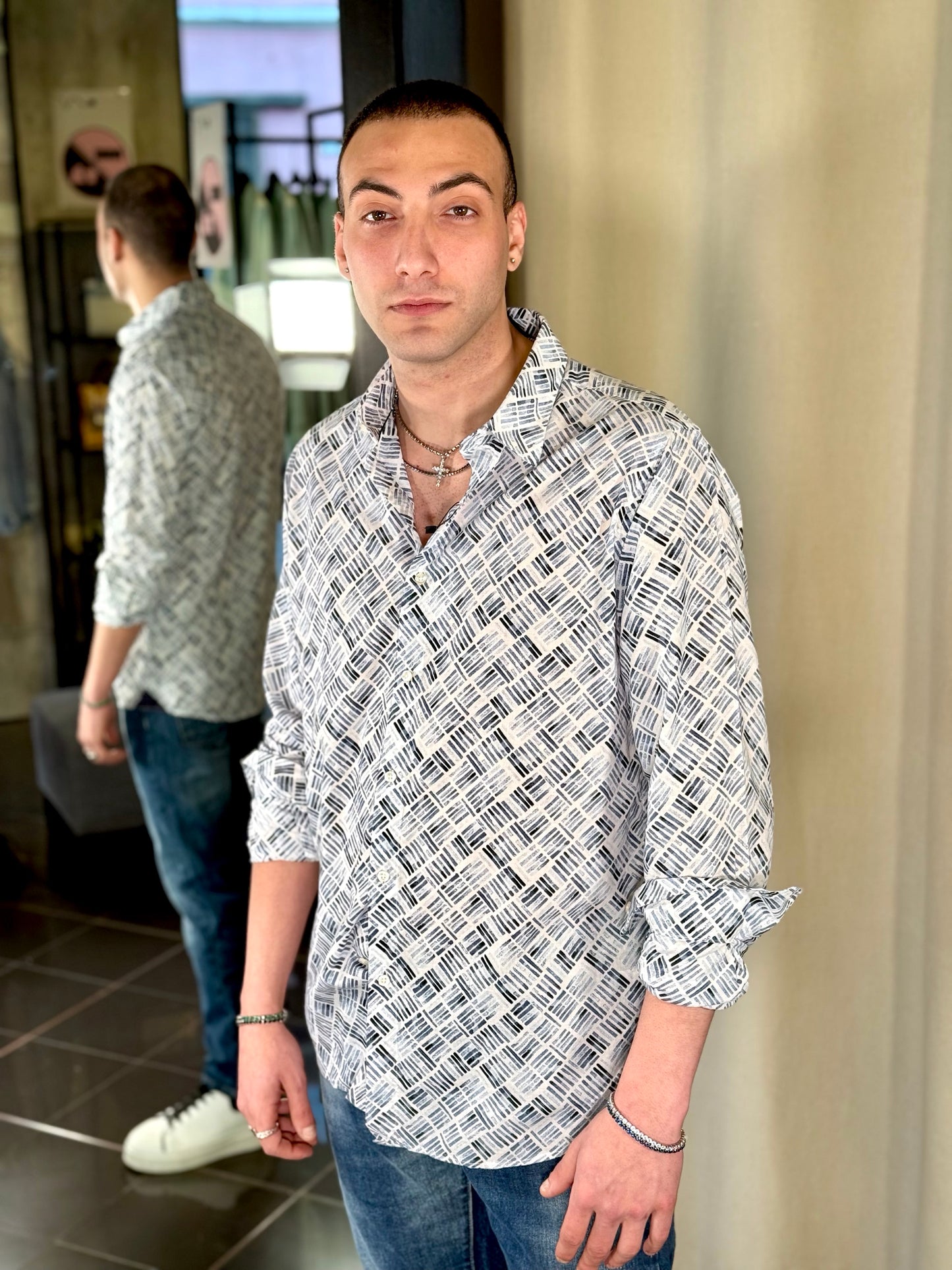 Camicia bianca in fantasia azzurra e blu 114