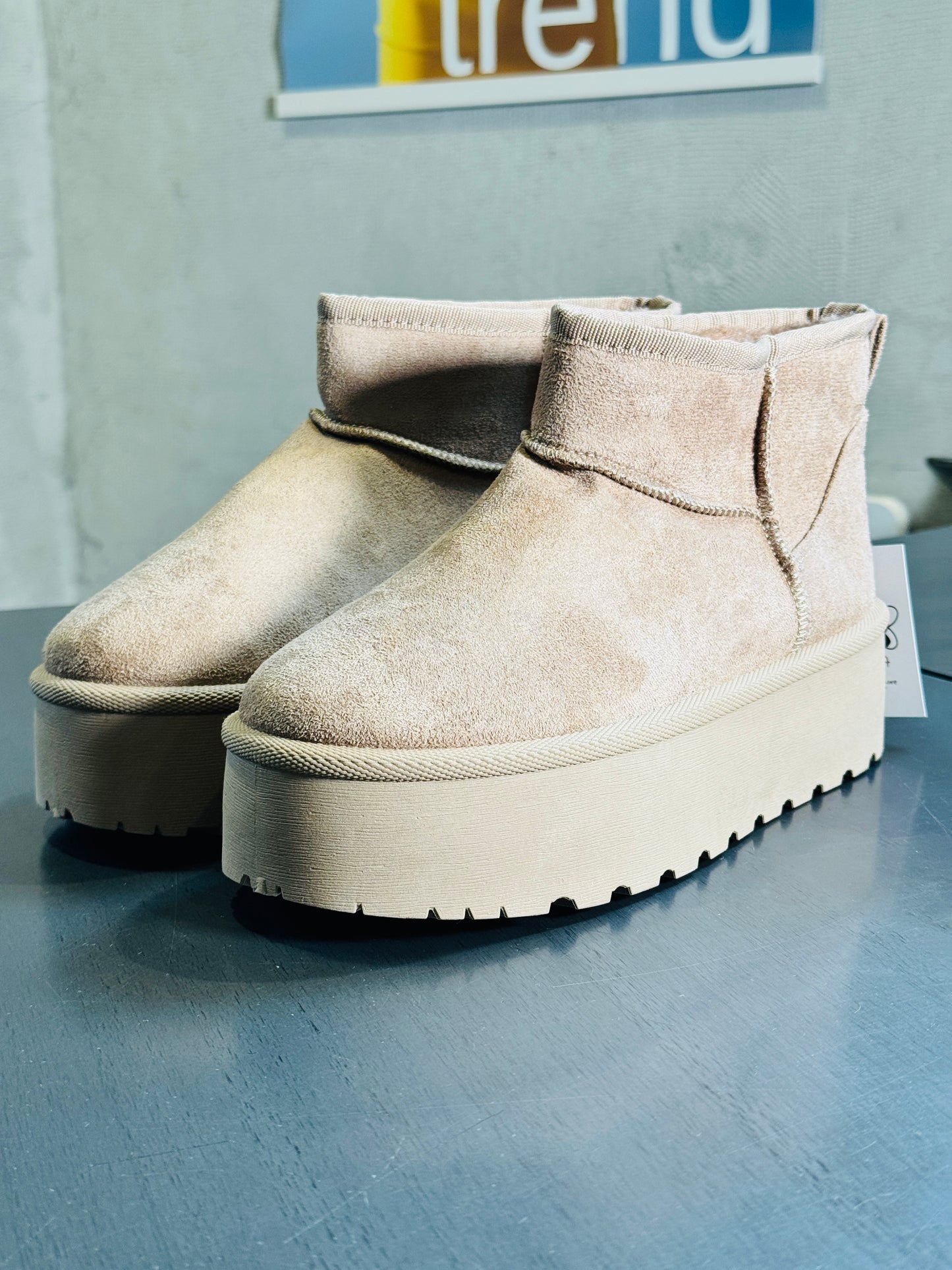 Boots in suede beige con eco pelliccia all’interno e platform 2167