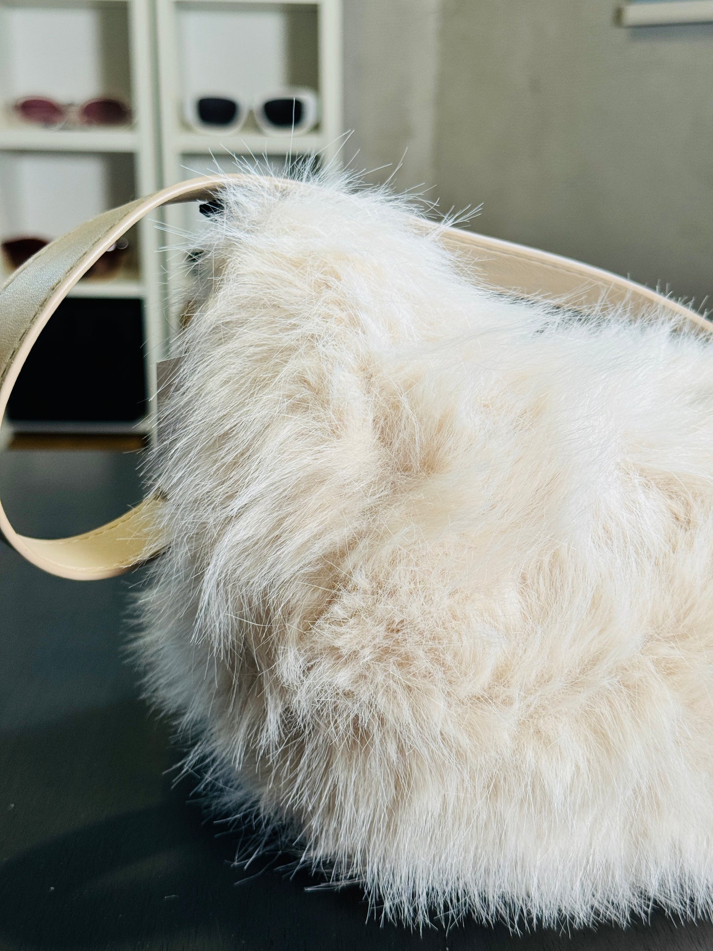 Mini bag a spalla peluche panna con tracolla all’interno 2387