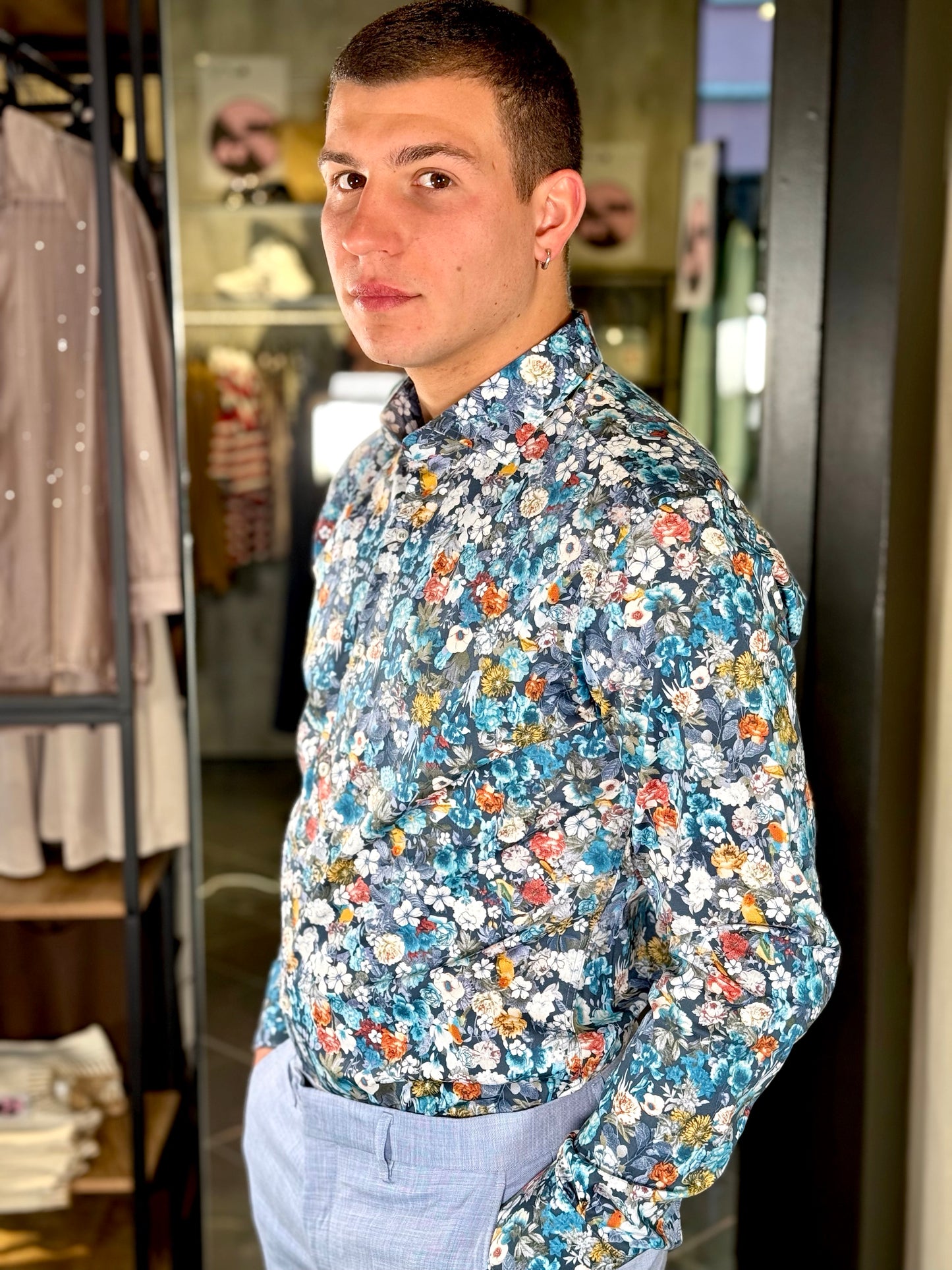 Camicia azzurra con fiori 127