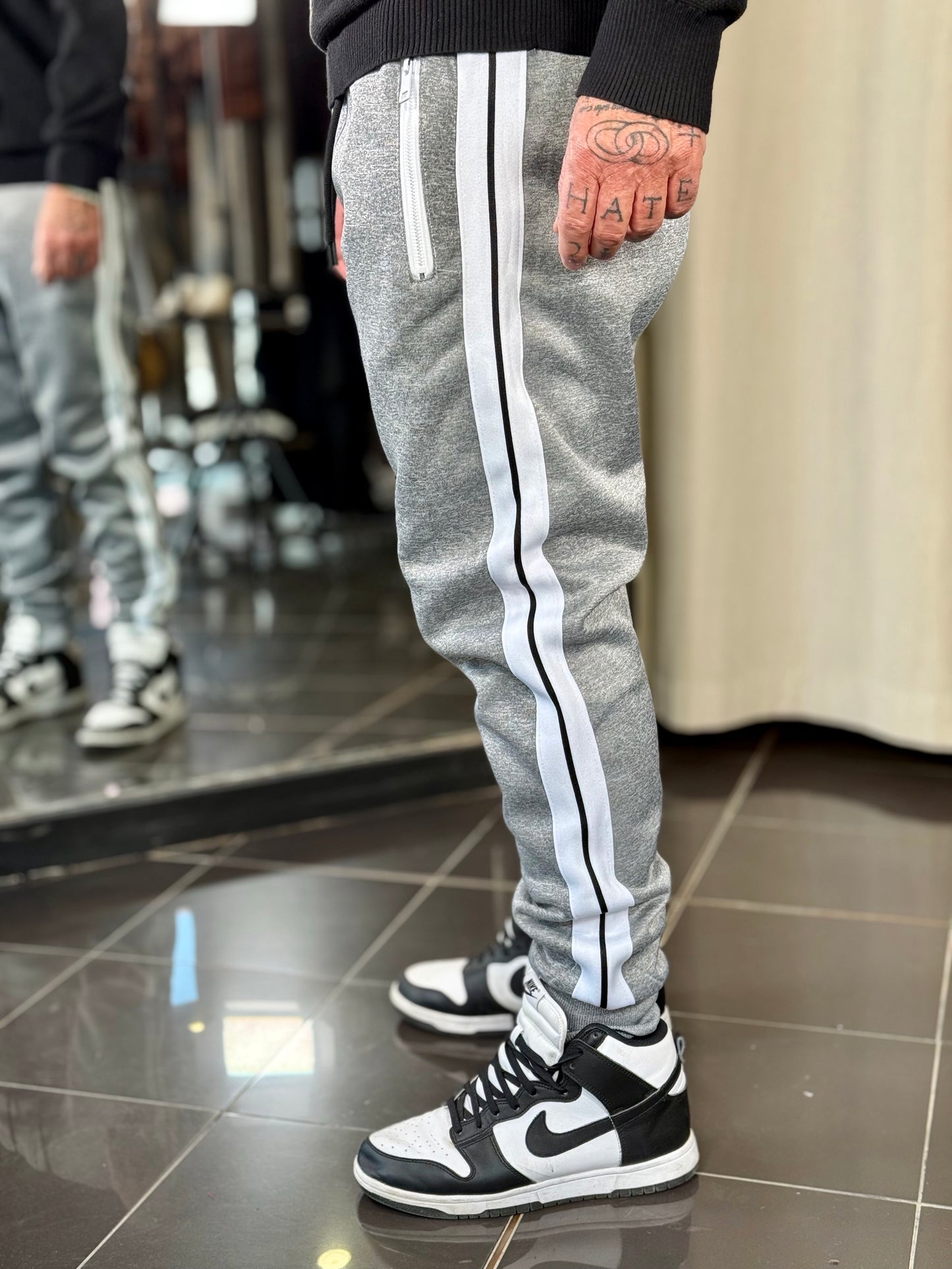 Pantalone tuta grigio con tasca con zip 2129
