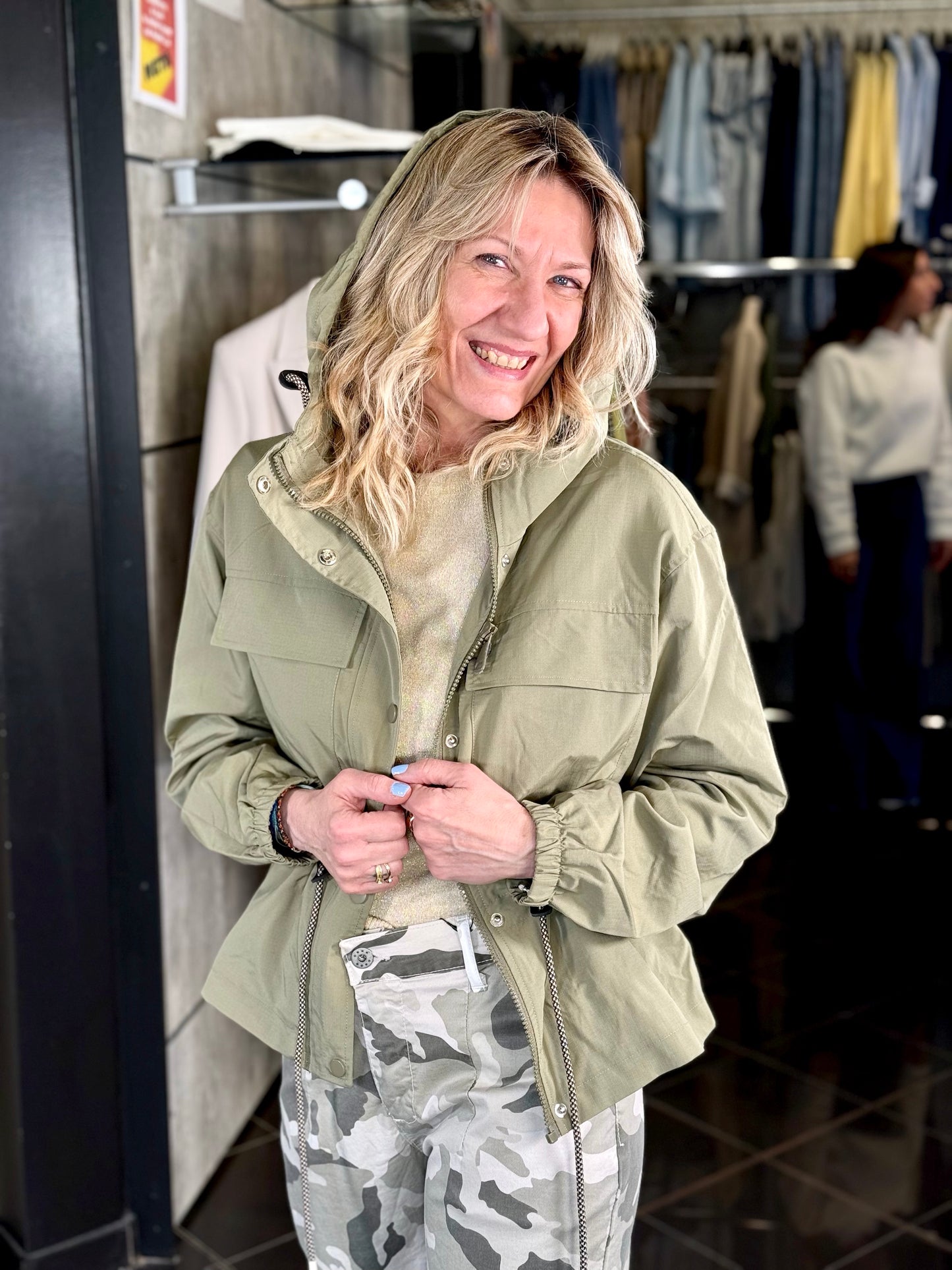 Giubbino in nylon oversize con coulisse in vita verde militare 007