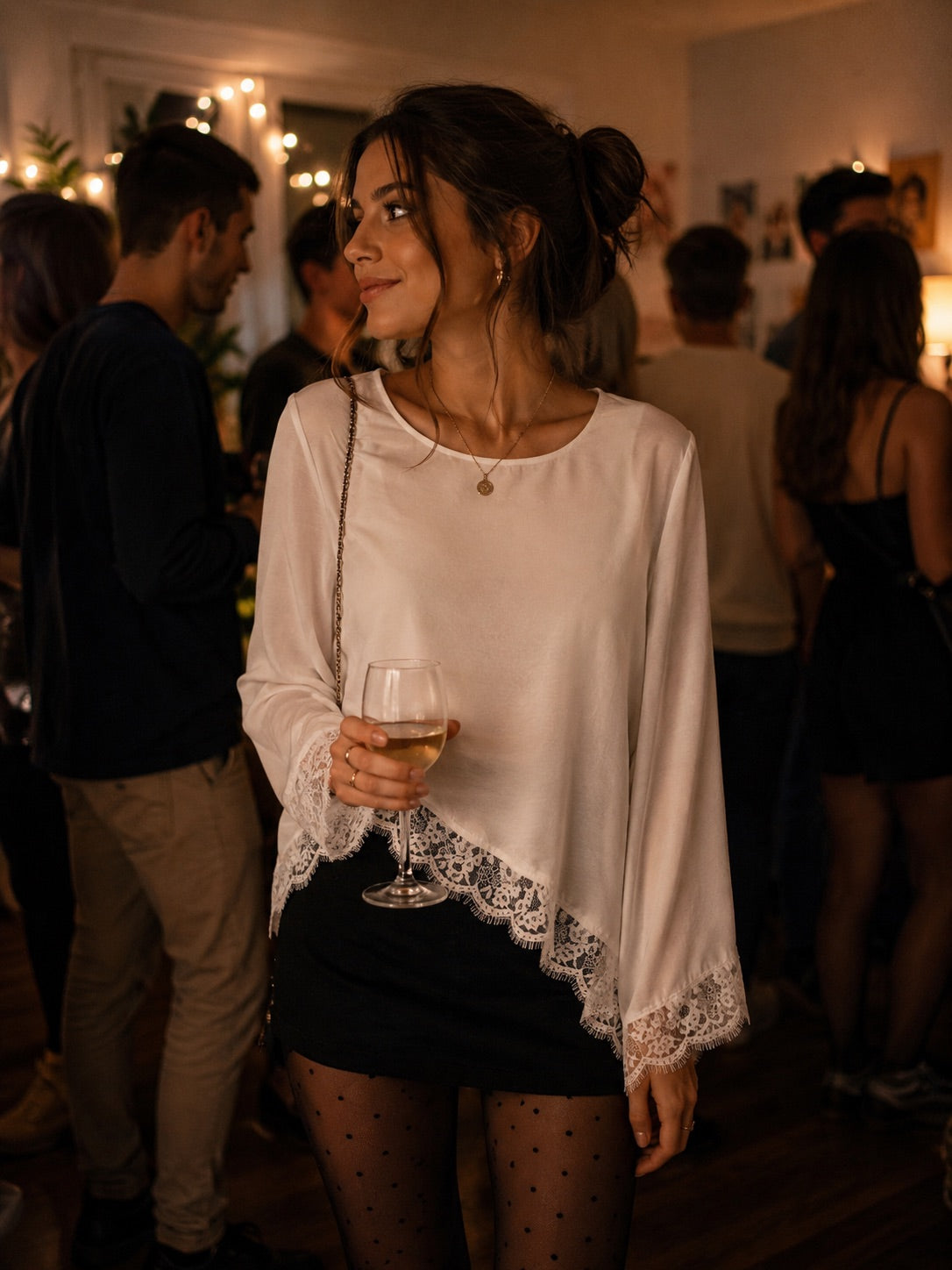 Blusa satinata bianca asimmetrica con pizzo in taglia unica