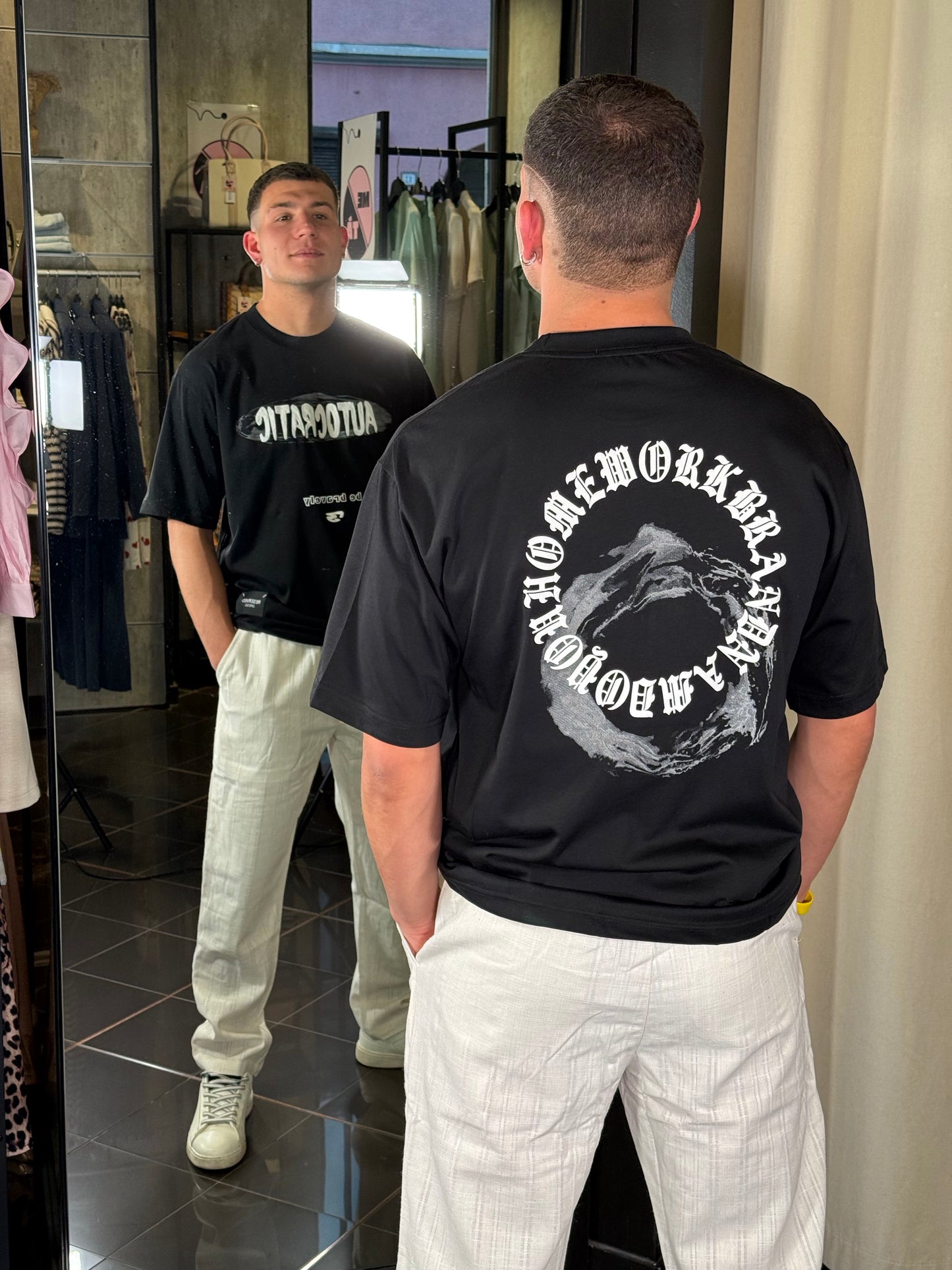 T-shirt nera autocratic con stampa dietro 444