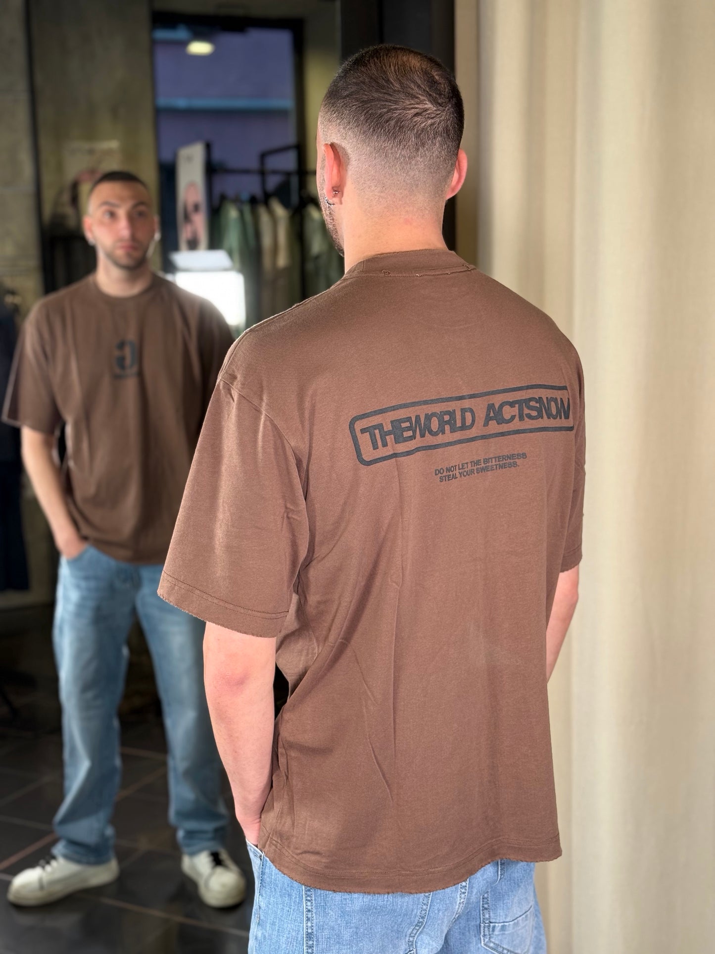 T-shirt oversize marrone con stampa dietro 438