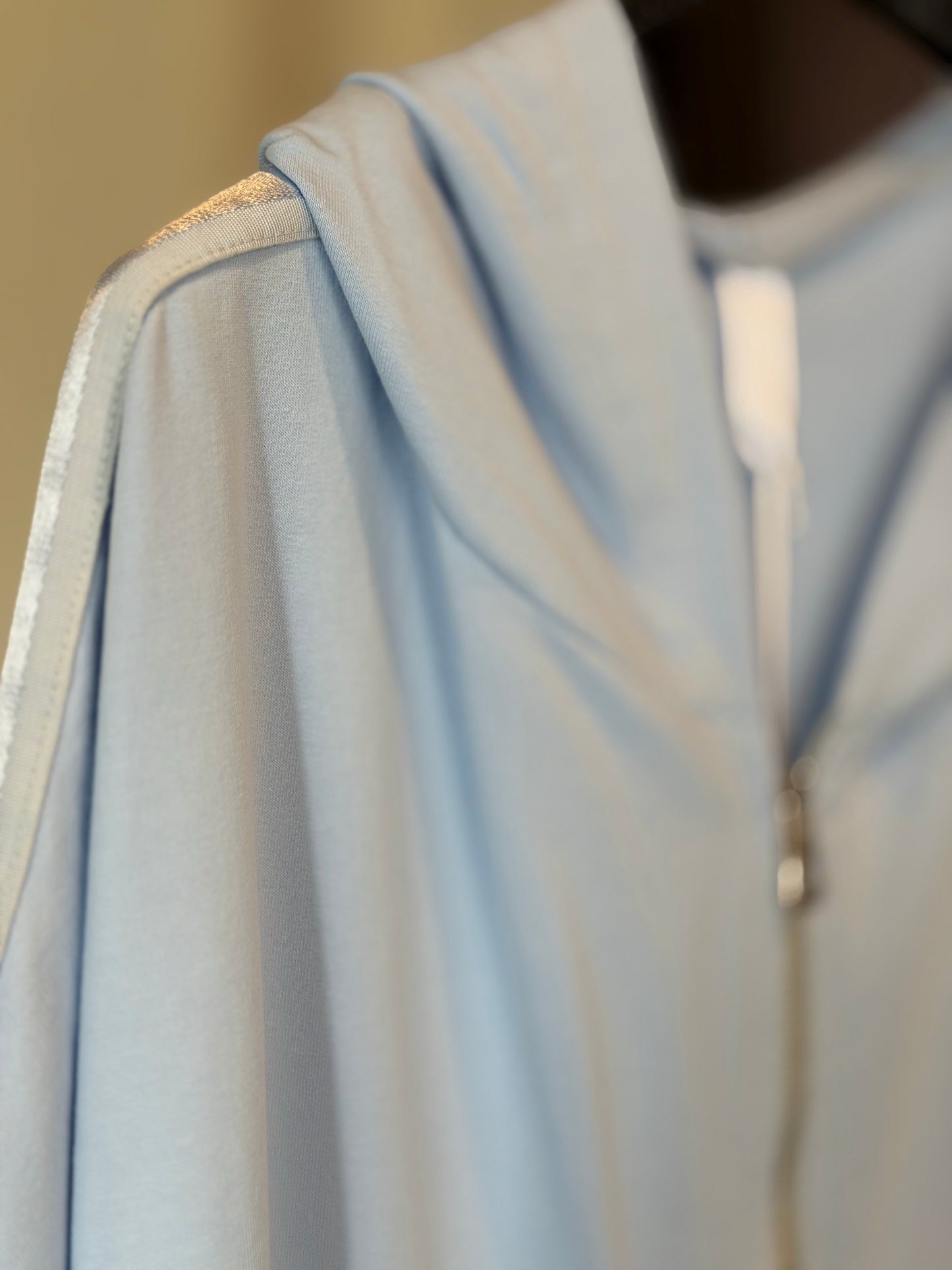 Felpa con zip e cappuccio azzurra in taglia unica 2565