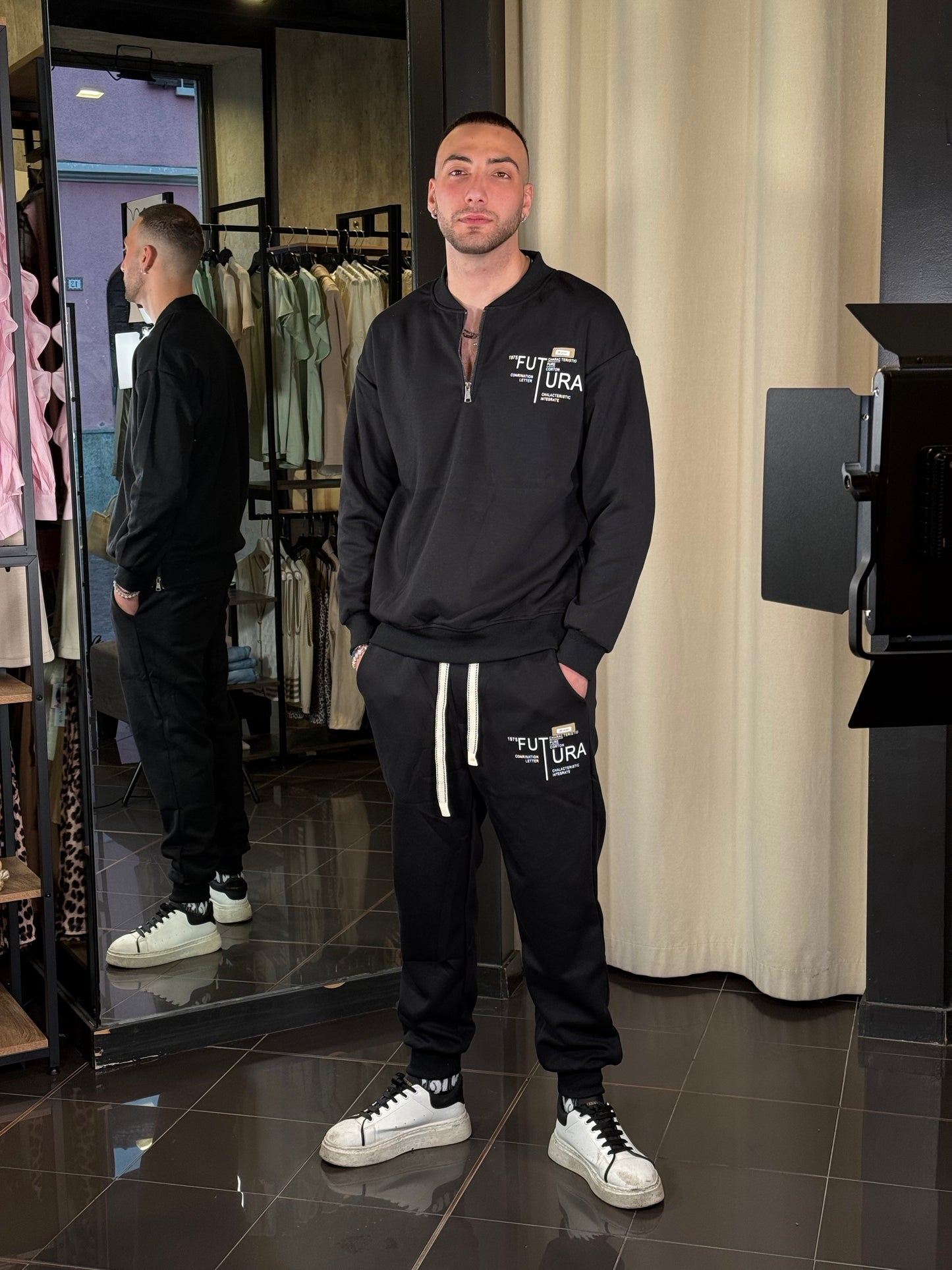Felpa nera con mezza zip 371