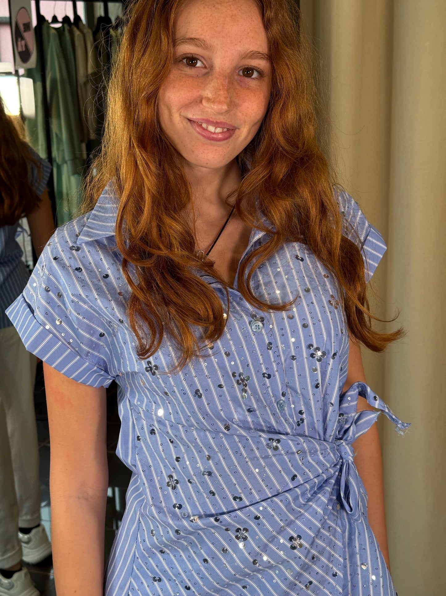 Camicia a maniche corte a righe con fiocco e applicazioni in taglia unica 456
