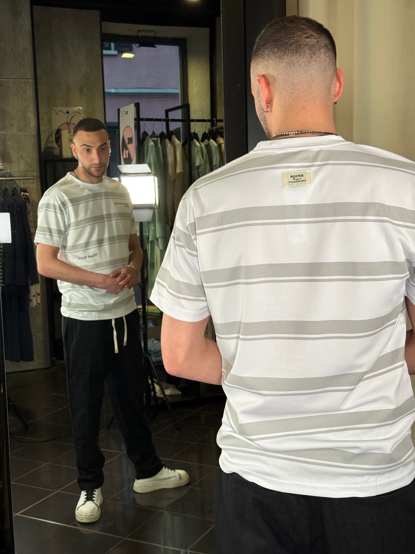 T-shirt a righe grigie con scritte 398