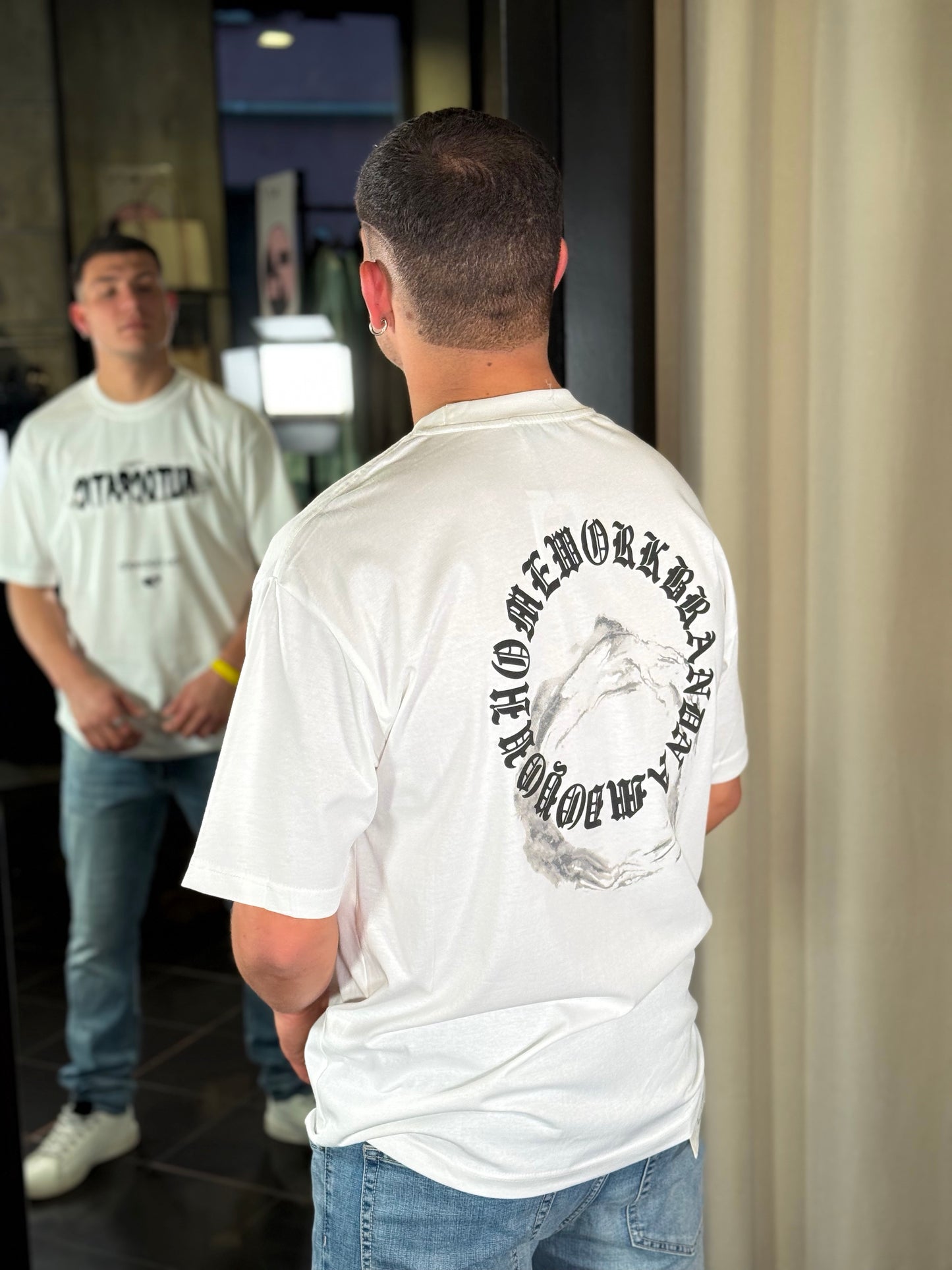 T-shirt bianca autocratic con stampa dietro 445