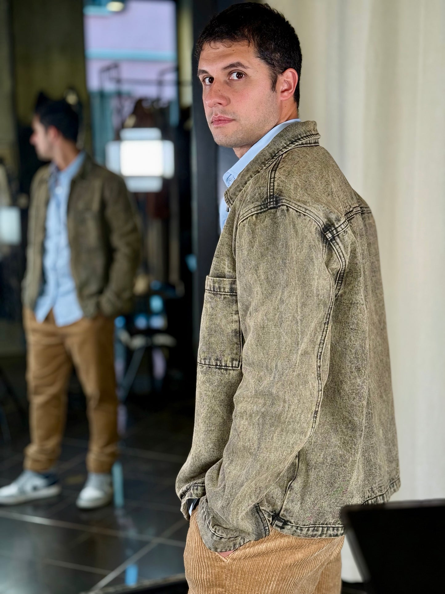 Camicia in jeans oversize grigio beige con tasche applicate 2090