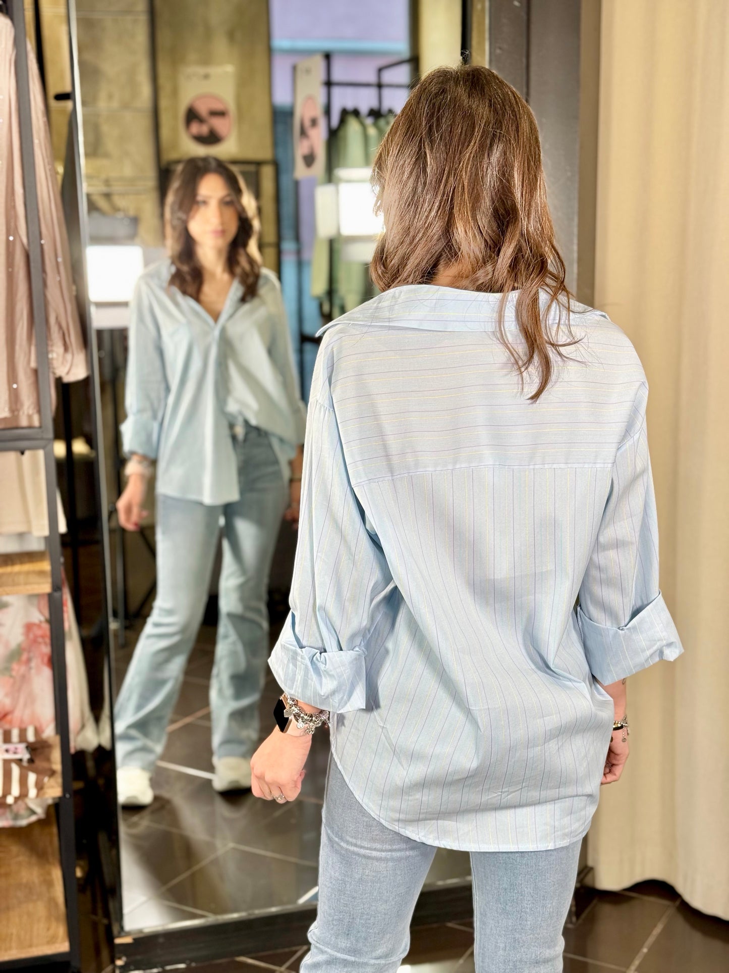 Camicia azzurra a righe colorate in taglia unica 012