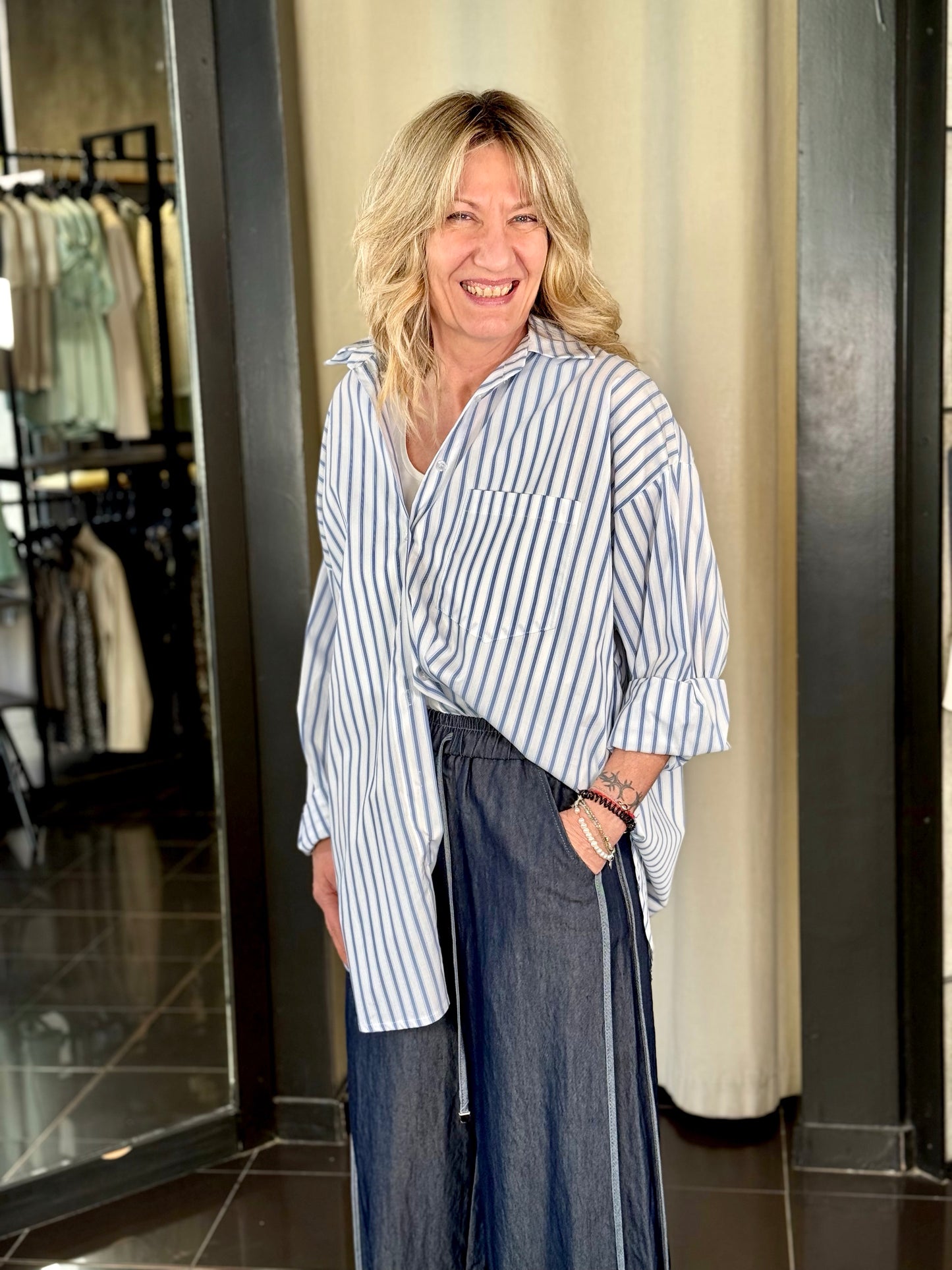 Camicia oversize bianca a righe azzurre in taglia unica 032