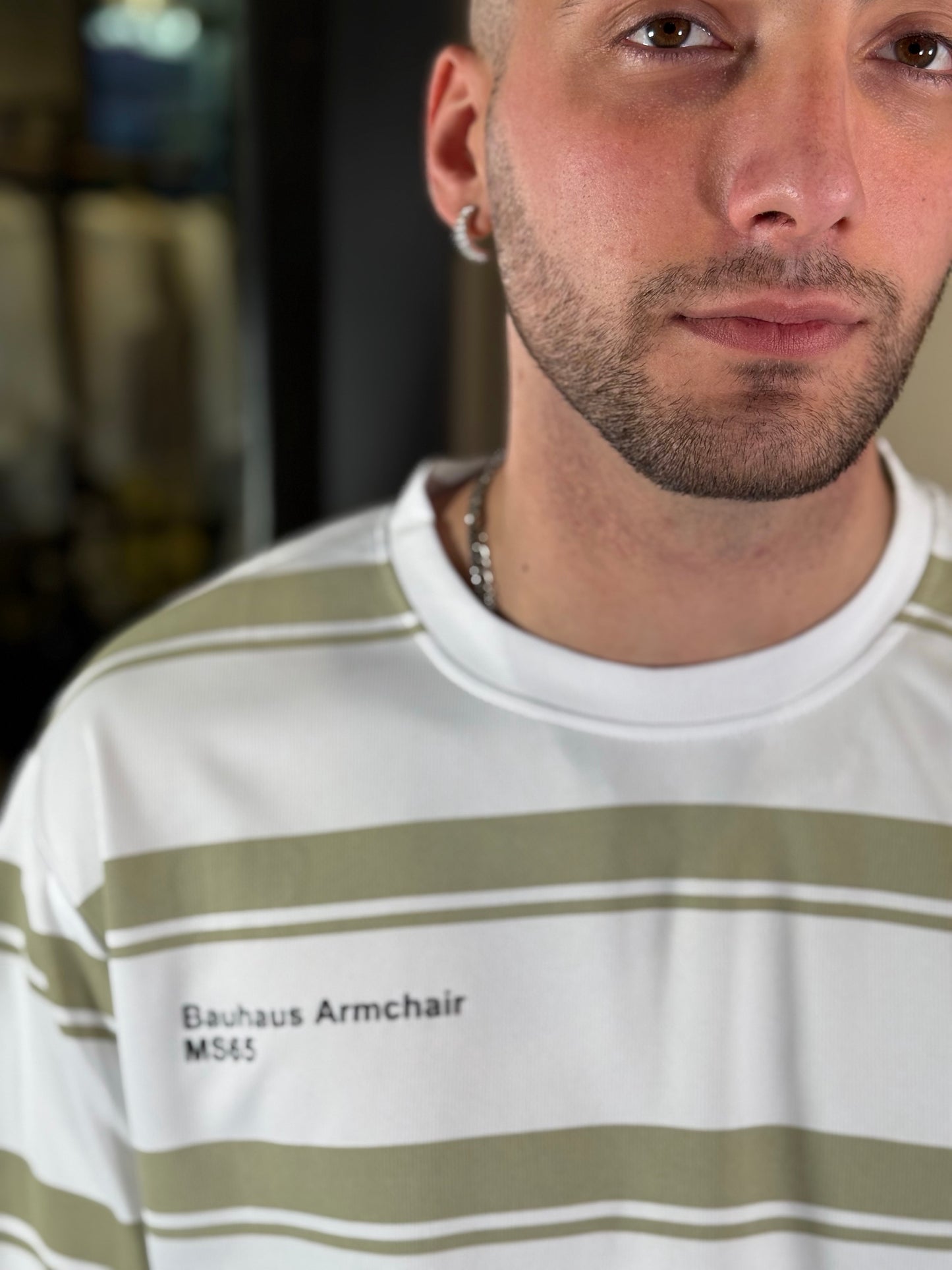 T-shirt a righe verde acido con scritte 399