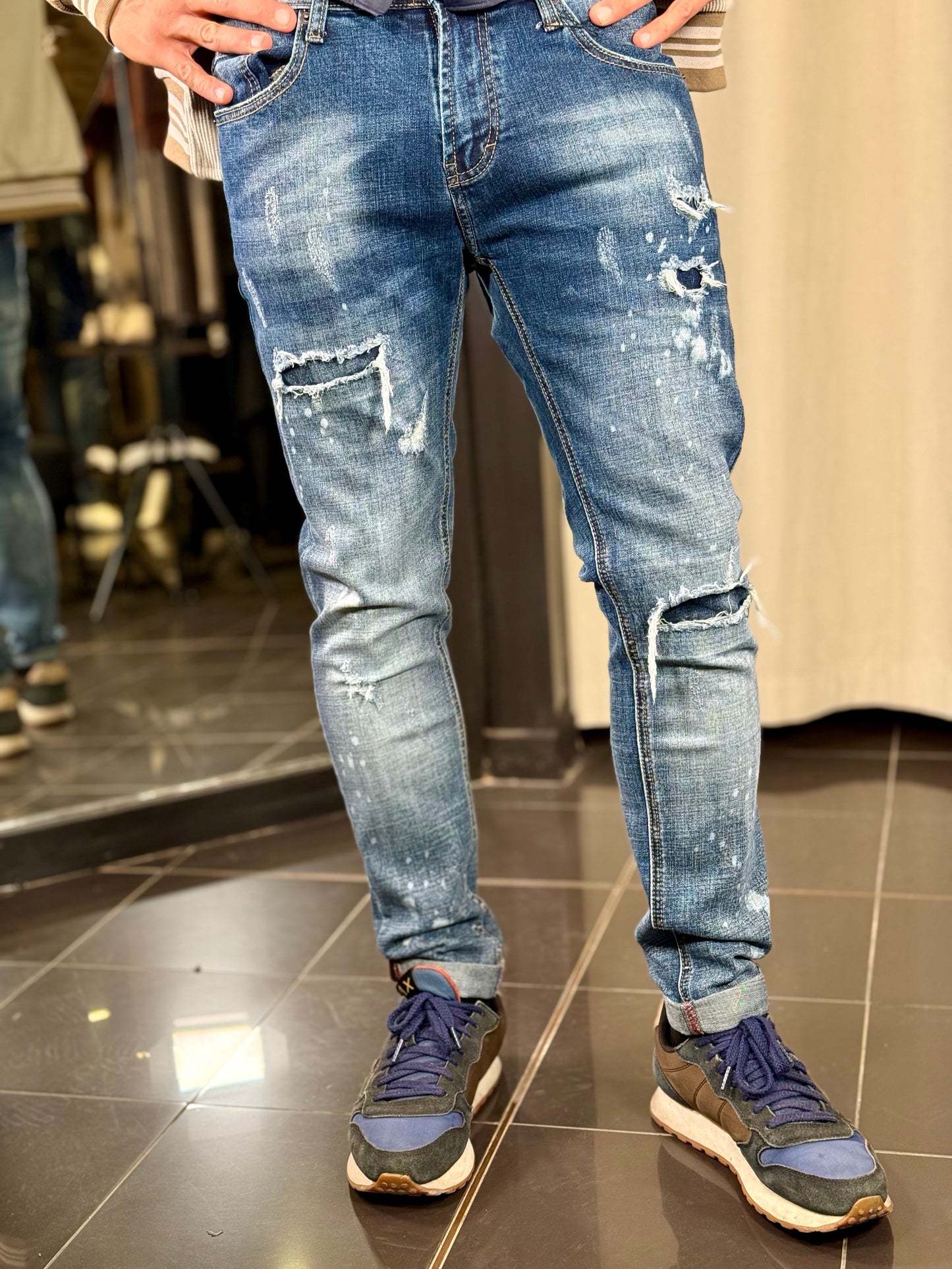 Jeans Slim con strappi 2297