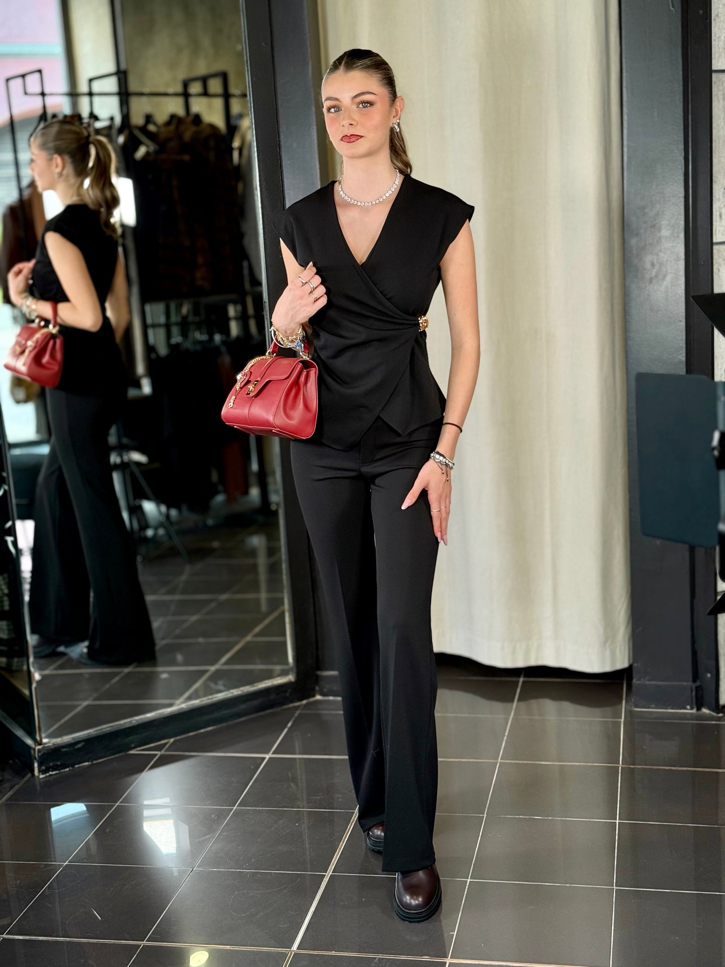 Top nero con applicazione oro 2228