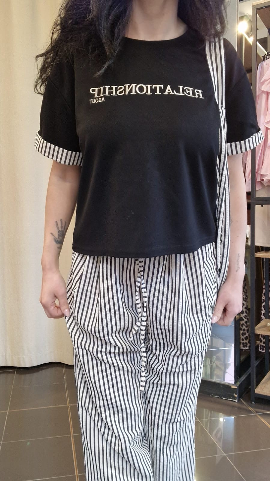 T-shirt nera crop con borsa a righe nere in taglia unica 483