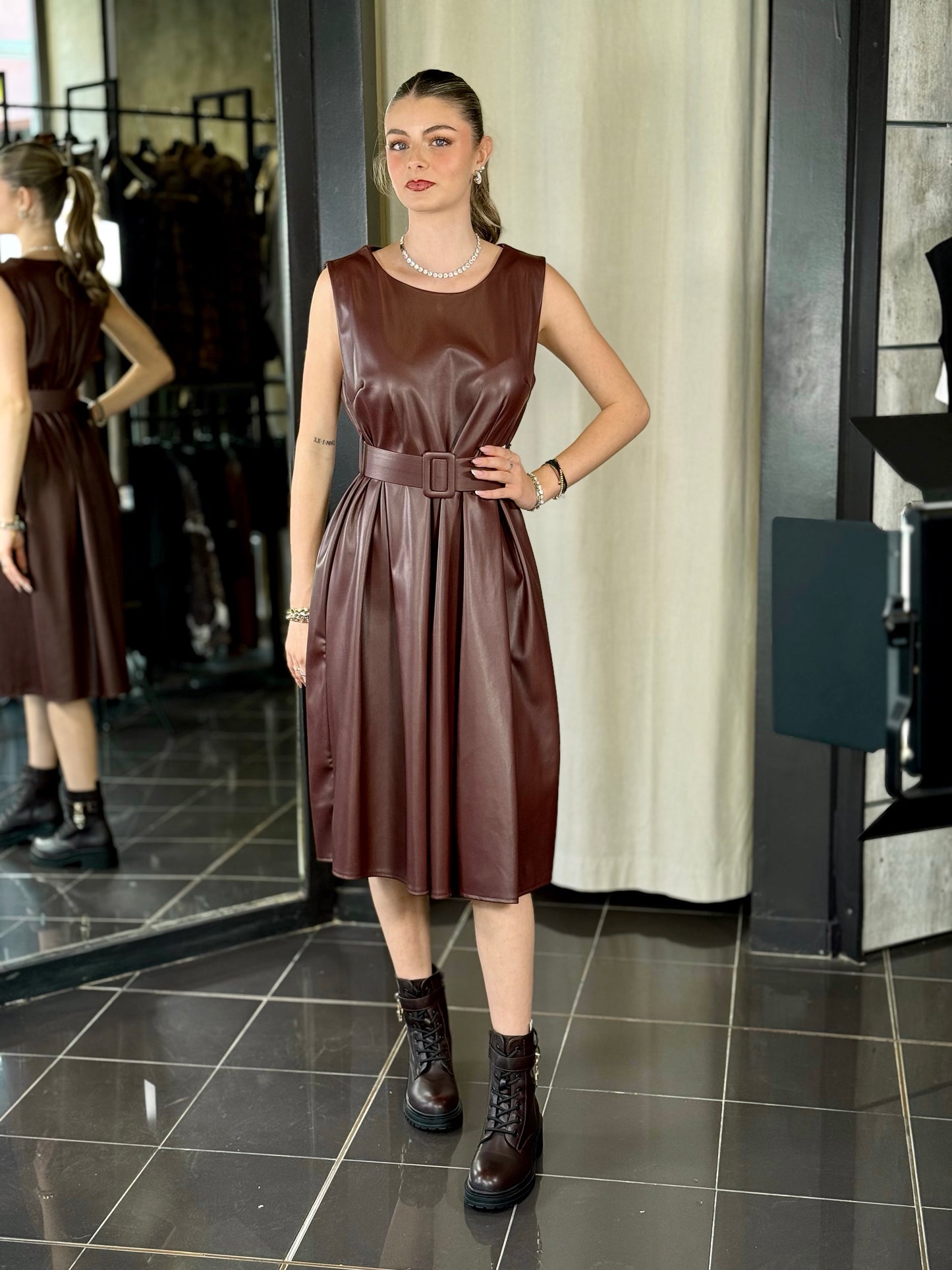 Abito midi in similpelle con cintura bordeaux in taglia unica 2007