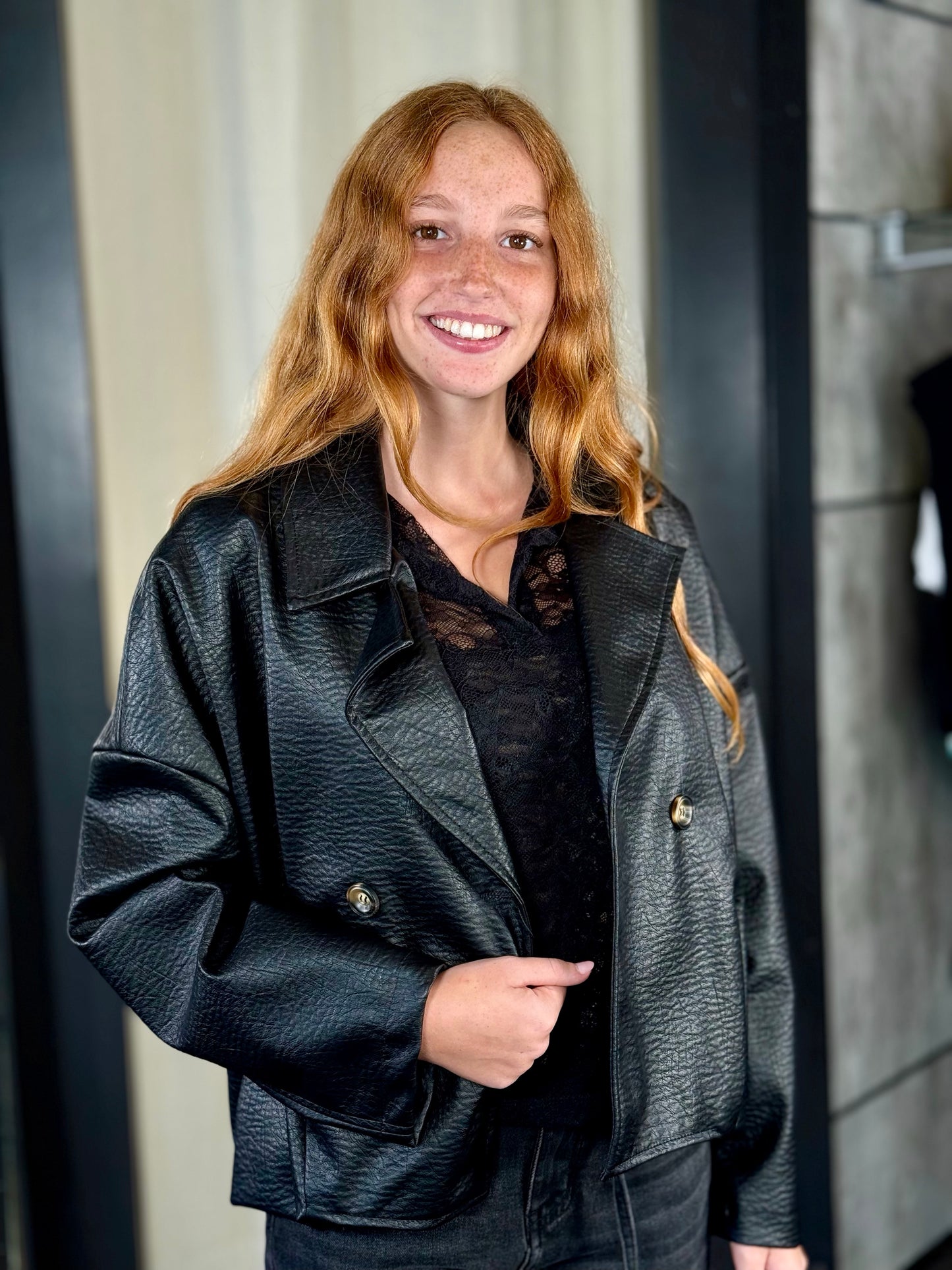 Giubbino in similpelle nero oversize con doppiopetto 2031