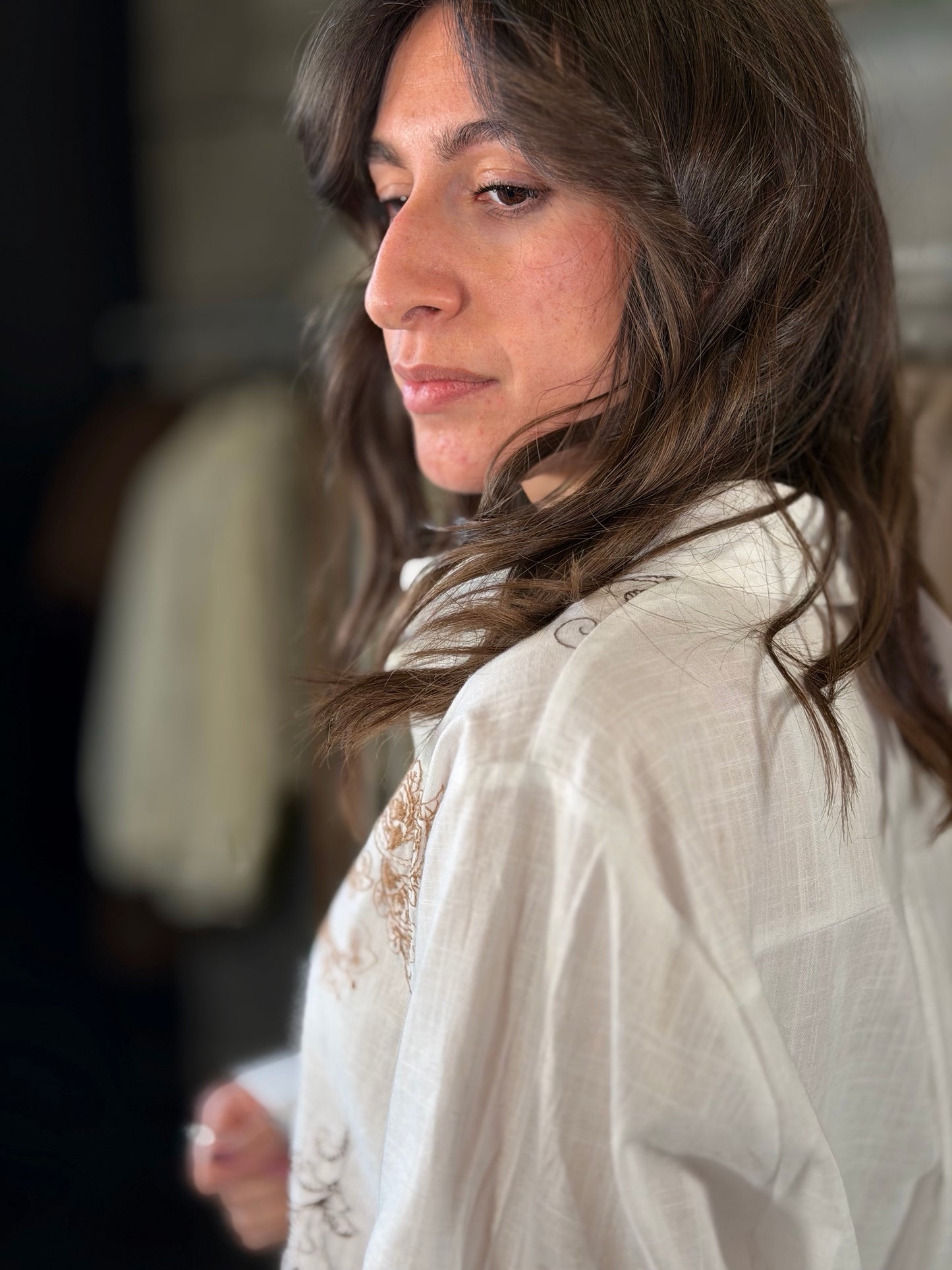 Camicia con stampa ricamata beige e nera 2194