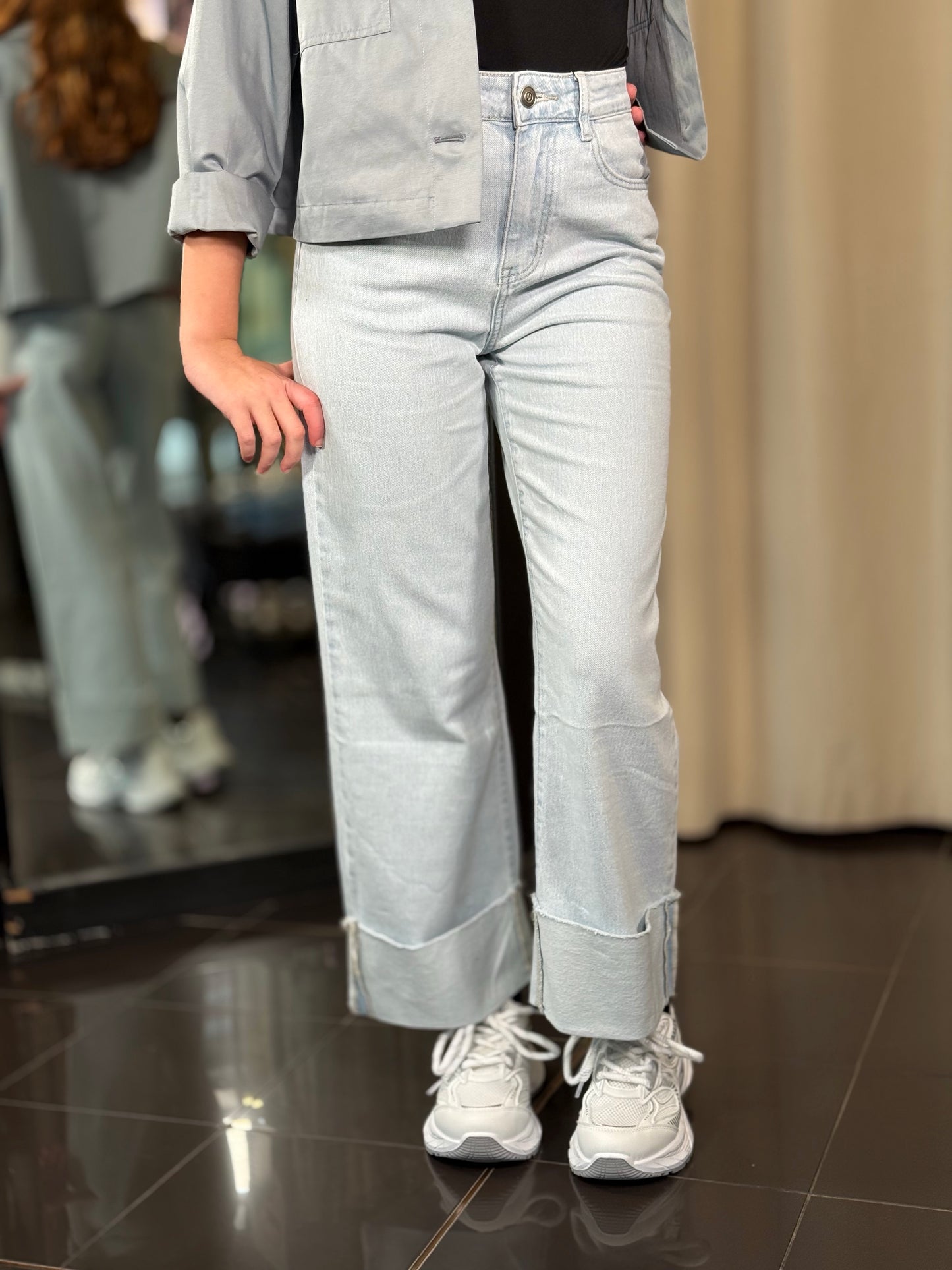 Jeans sbiancato gamba larga con risvolto 480
