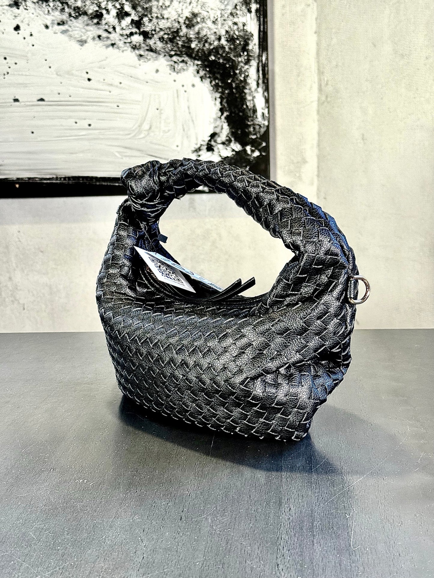 Mini bag intrecciata a mano nera con tracolla all’interno 332