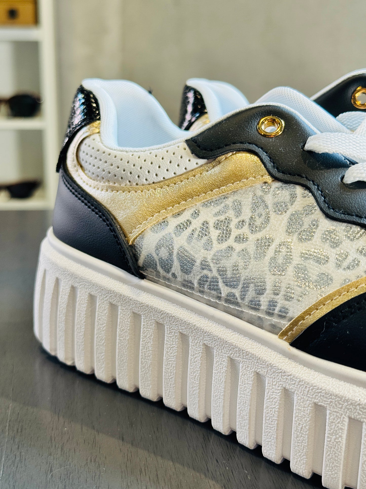 Sneakers nera con inserti oro e bianchi con platform 2075