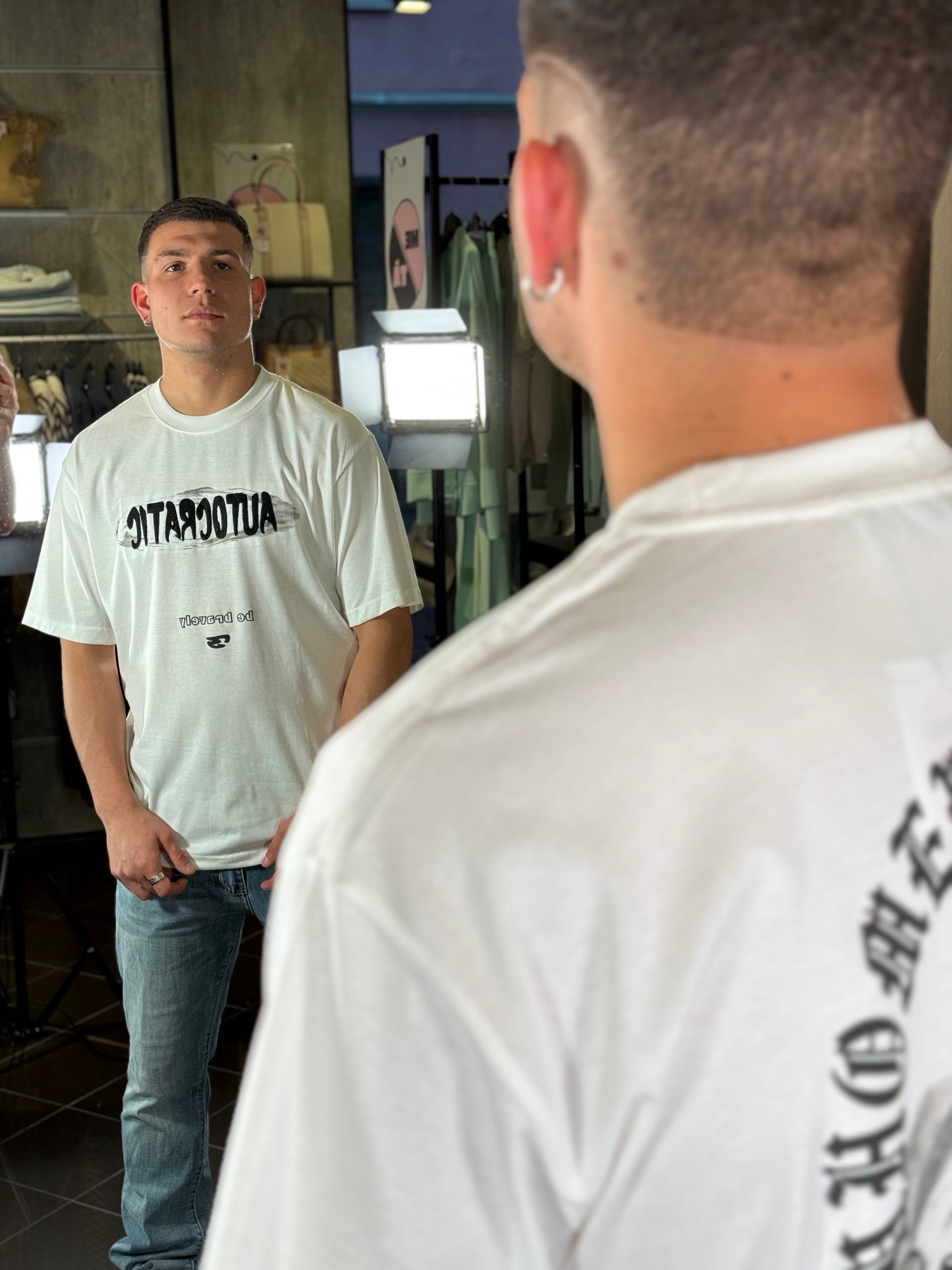 T-shirt bianca autocratic con stampa dietro 445
