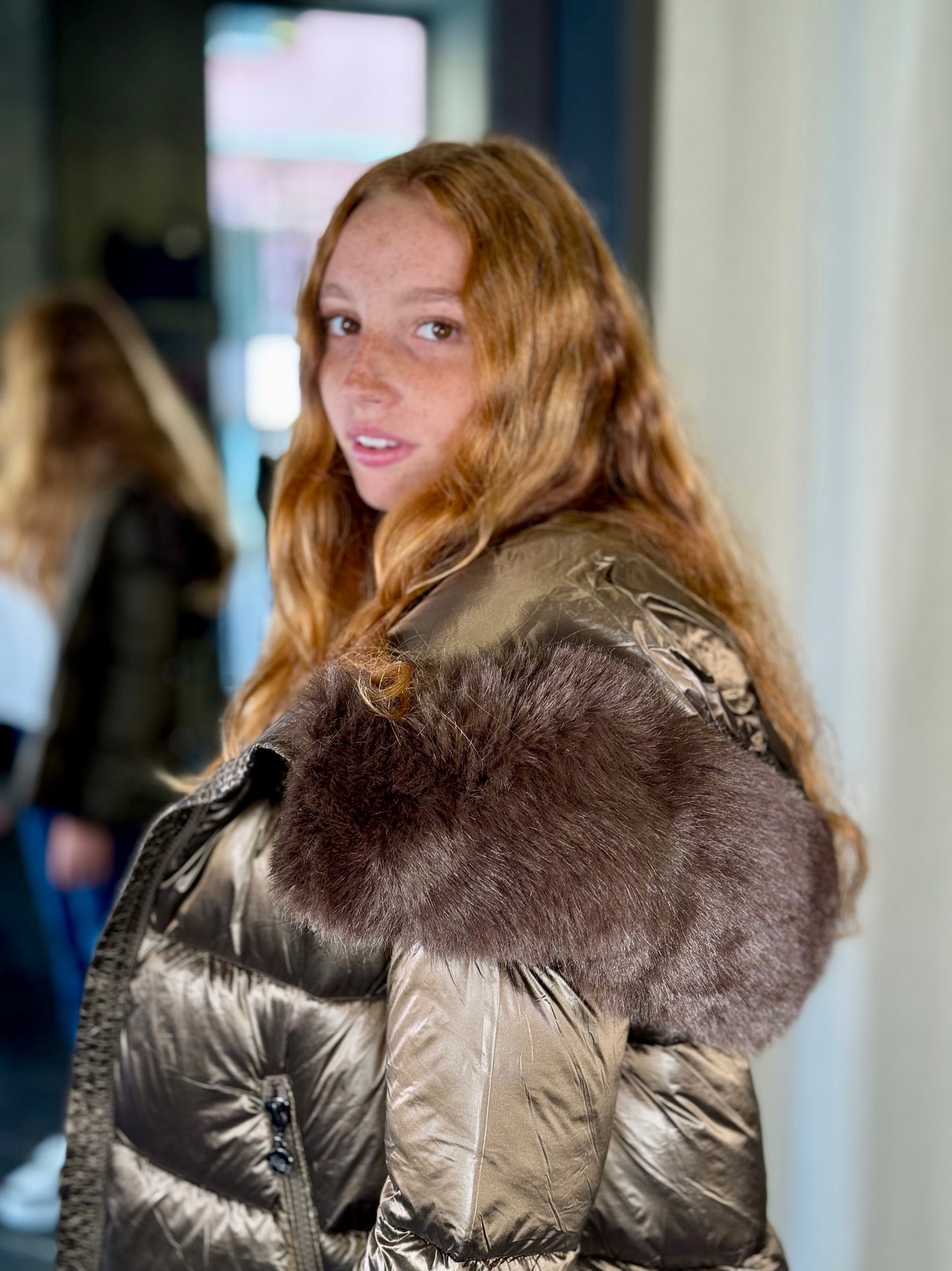 Piumino marrone con cappuccio con ecopelliccia rimovibile 2287