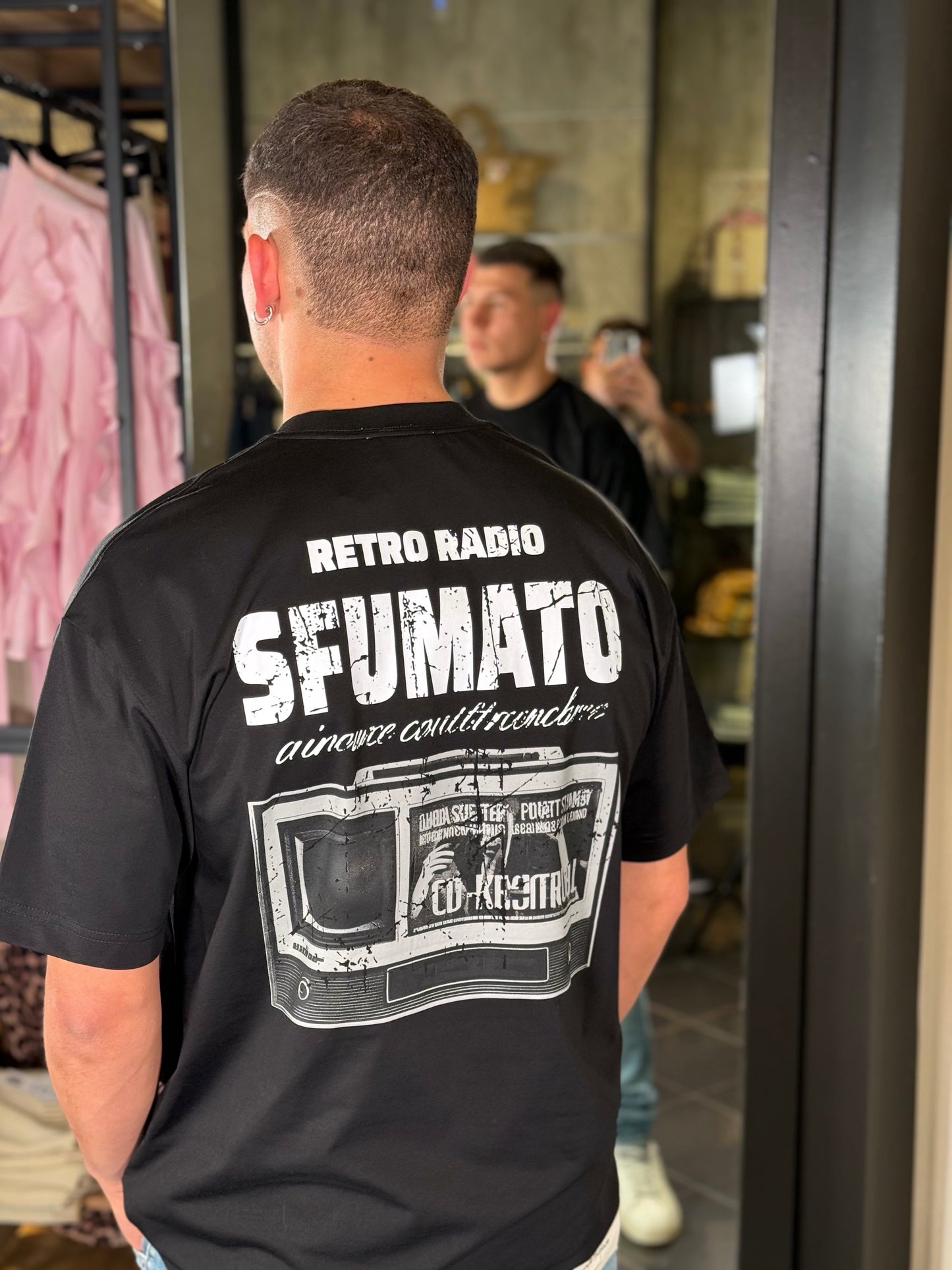 T-shirt nera con stampa sul retro 394