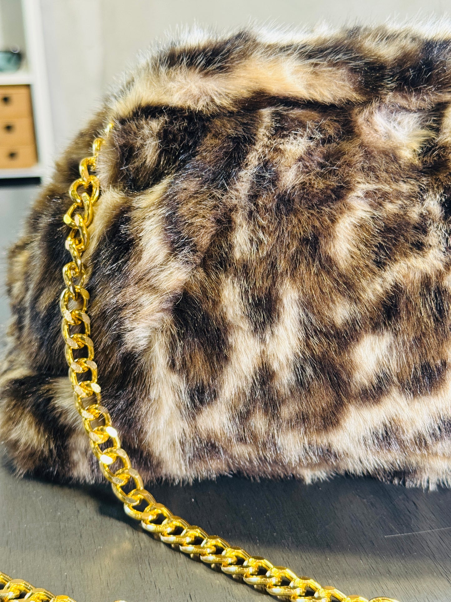 Clutch peluche animalier marrone con tracolla in catena oro 2375
